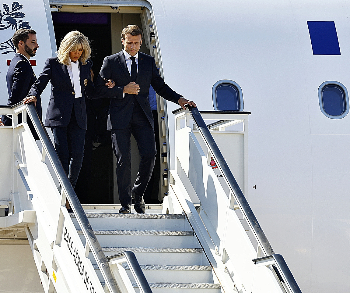 El presidente francs, Emmanuel Macron, y su esposa, Brigitte Macron, a su llegada a Madrid durante la pasada cumbre de la OTAN