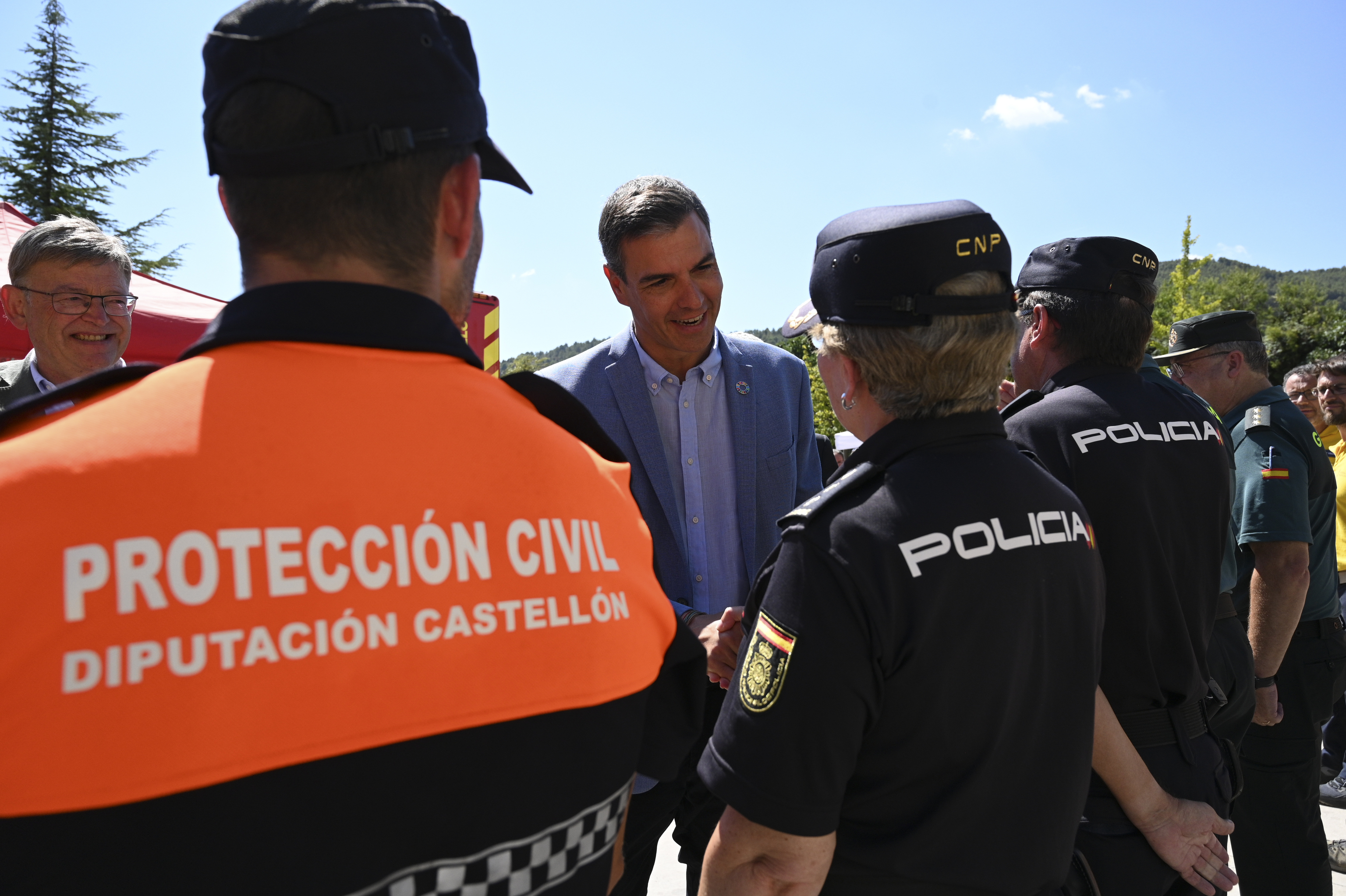 Pedro Sánchez saluda al operativo que participa en la extinción del incendio de Bejís (Castellón)
