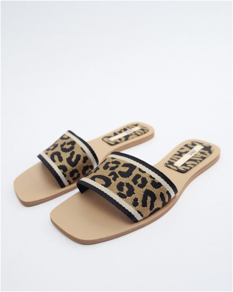 ALT: Sandalias planas con animal print de Zara