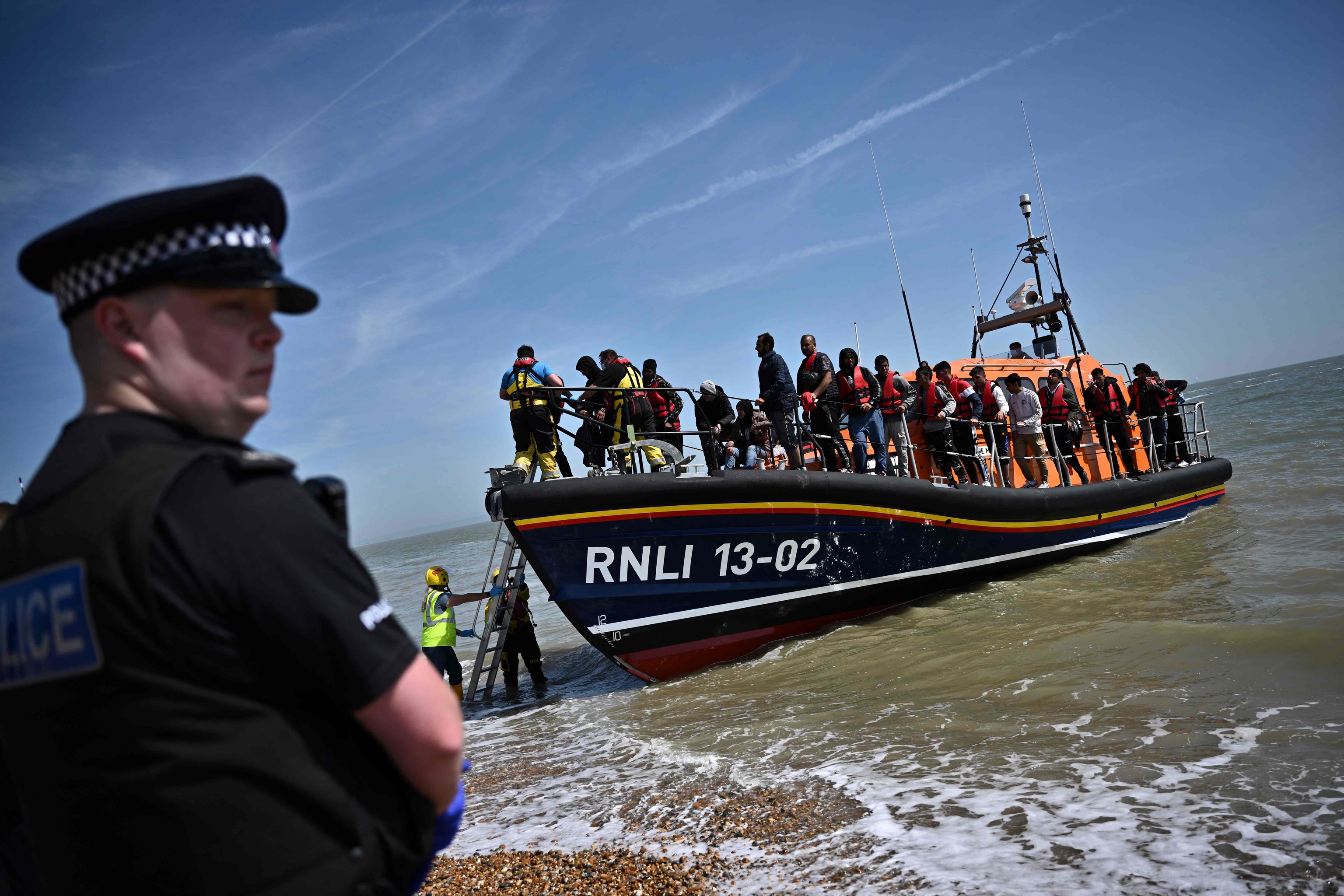 Casi 1.300 migrantes cruzan el Canal de la Mancha en un solo día, nueva cifra récord