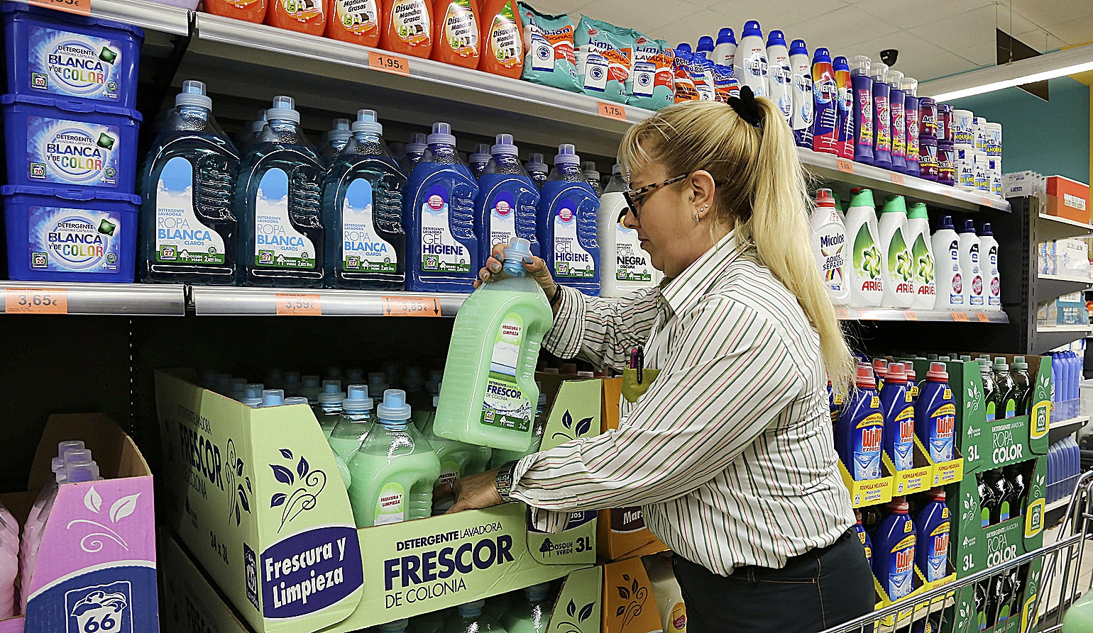 Los españoles vuelven al consumo de crisis: la mitad de las compras en alimentación ya es en marcas blancas