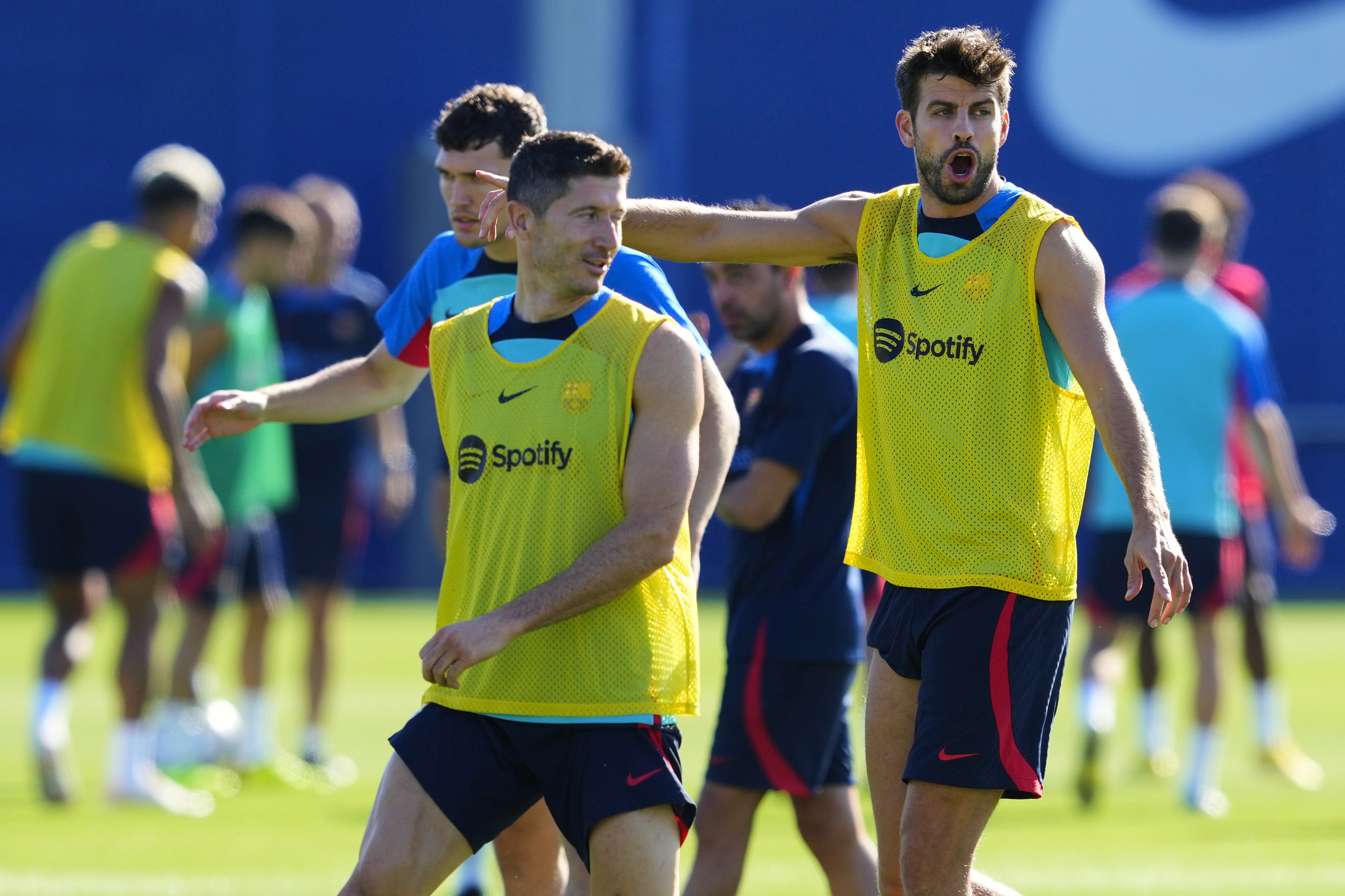 Los jugadores del FC Barcelona Lewandoski y Piqu participando en un entrenamiento del equipo.