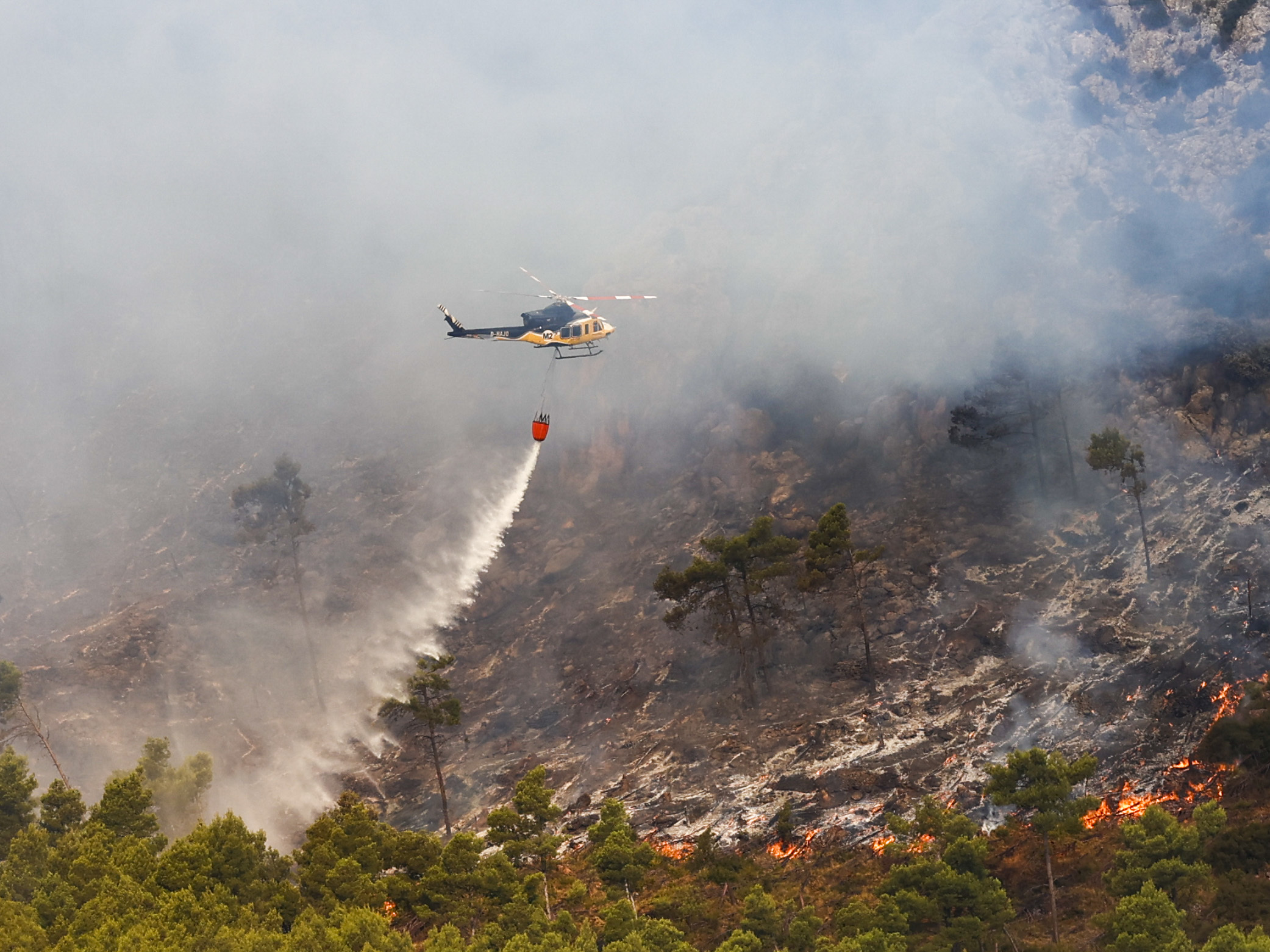 Un avión, durante las labores de extinción del incendio de Bejís (Castellón)