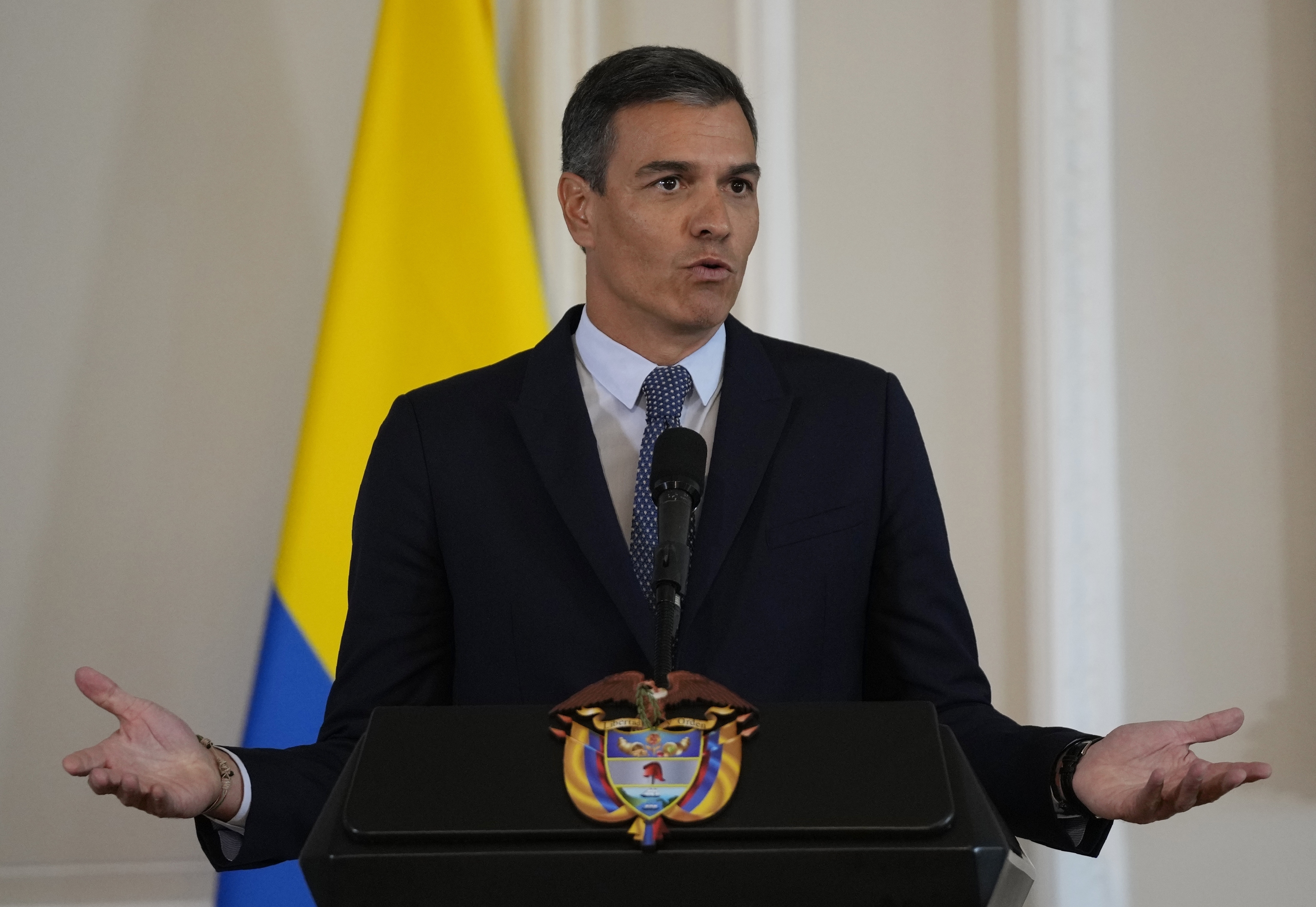 Pedro Snchez comparece durante su visita a Colombia.