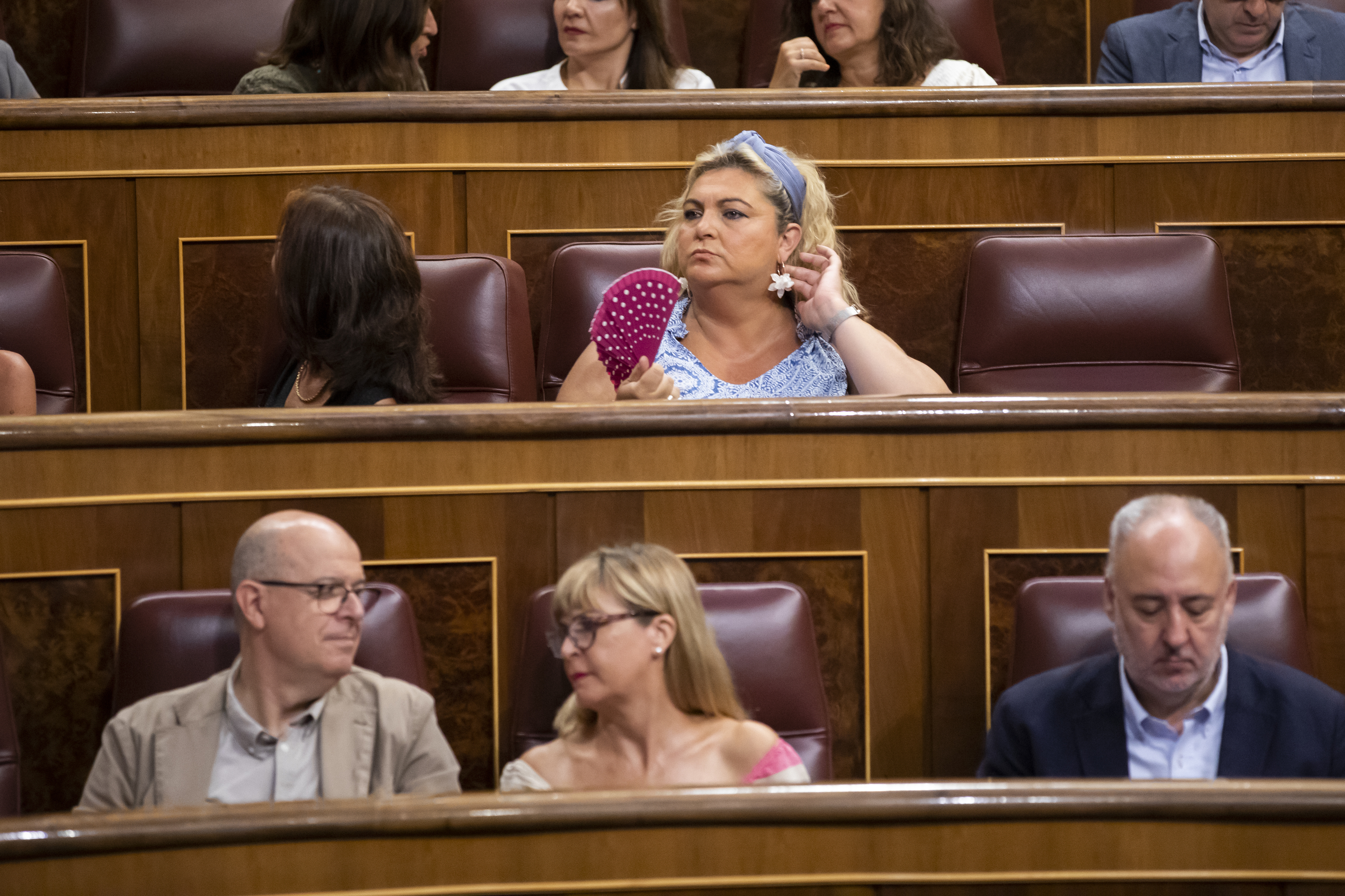 Bancada del PSOE: diputados sin corbata y con abanico.