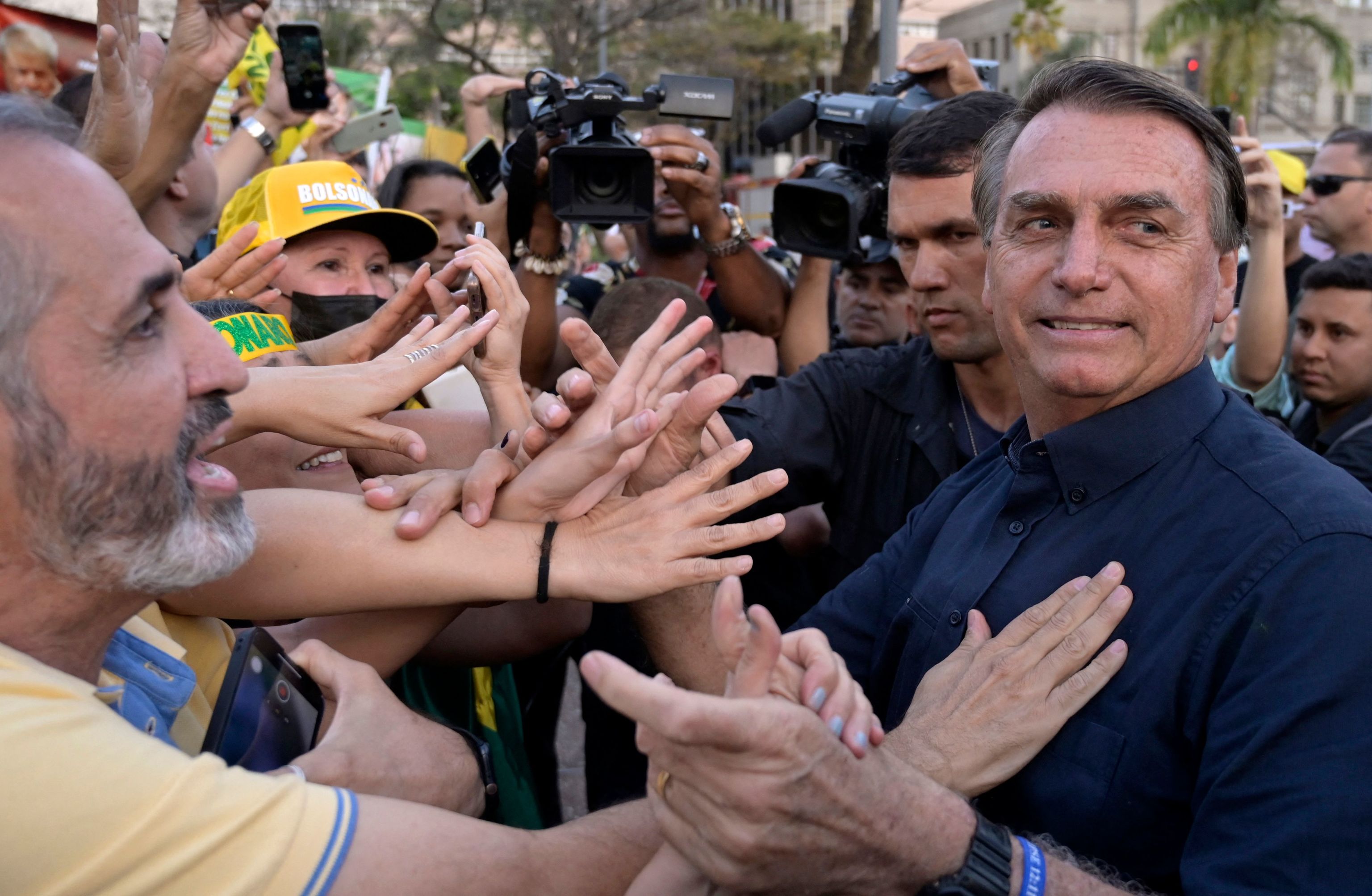 El presidente Jair Bolsonaro saluda a sus simpatizantes en acto en Belo Horizonte el 24 de agosto de 2022.