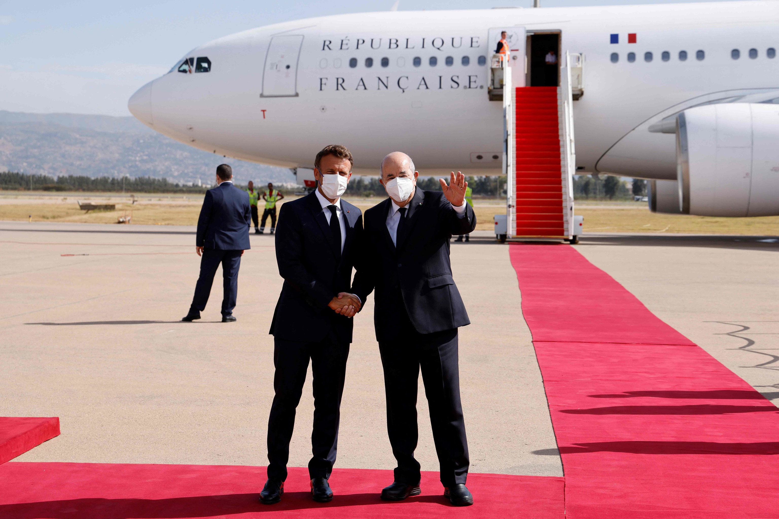 Emmanuel  Macron es recibido por Abdelmayid Tebune, en Argel.