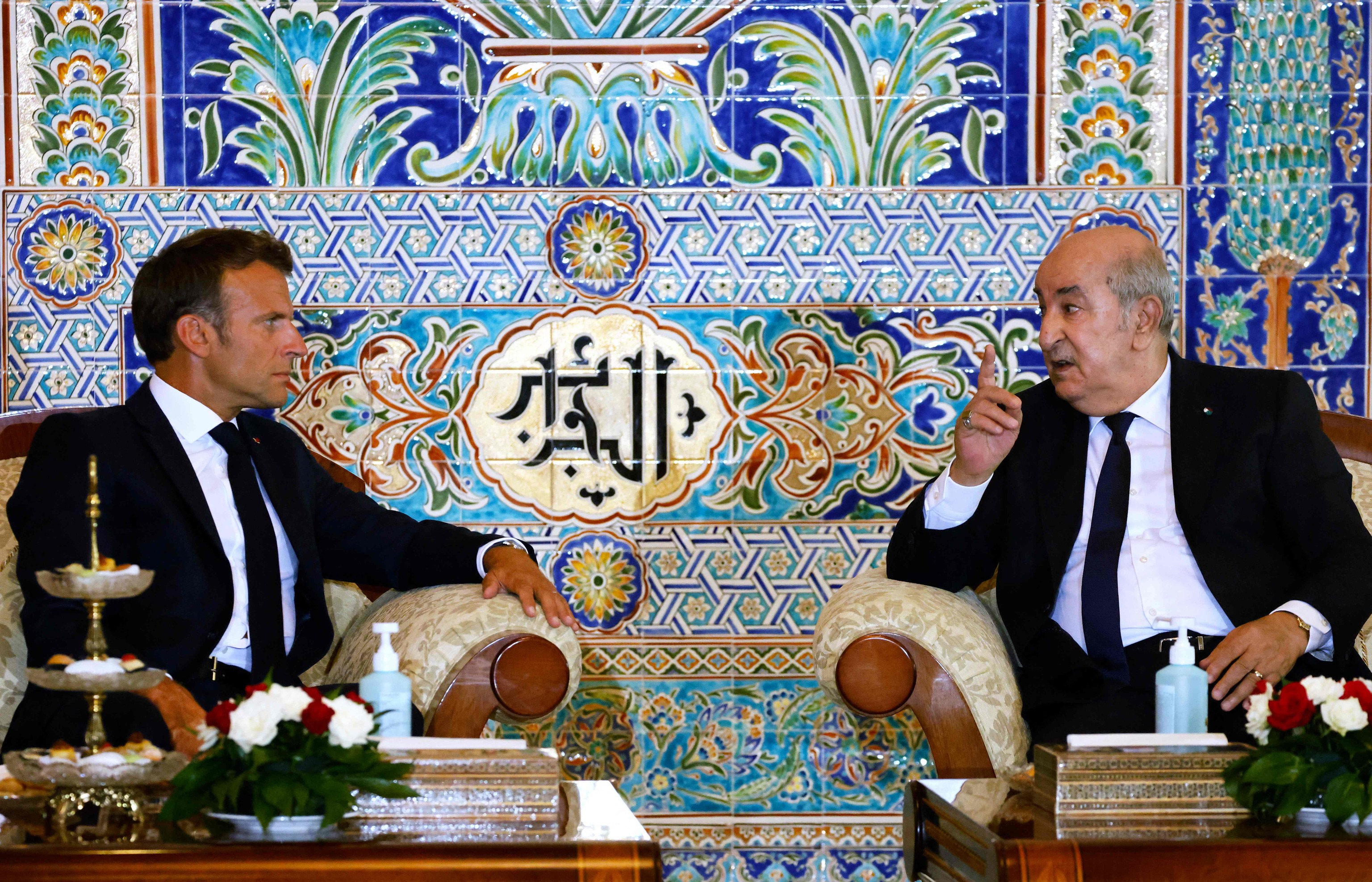 Emmanuel Macron con Abdelmayid Tebune, en Argel.