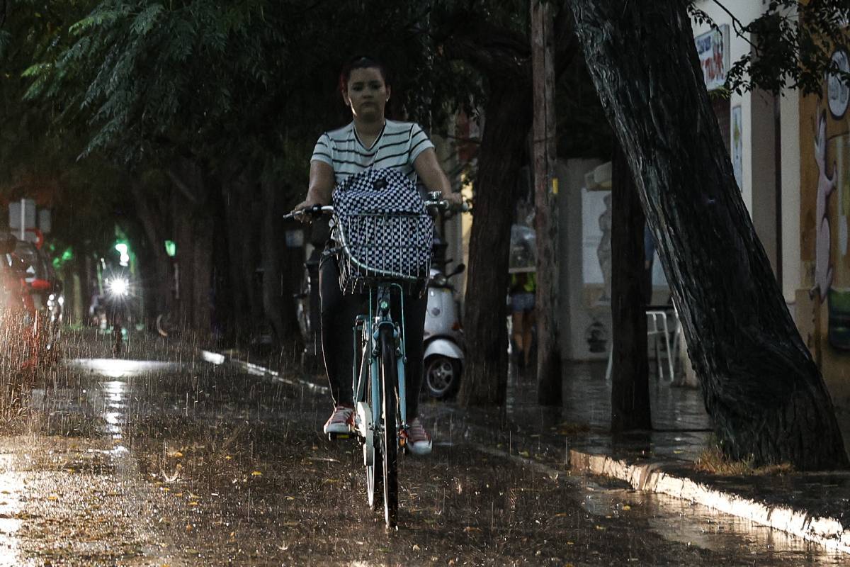 Una ciclista circula por Valencia bajo la lluvia este jueves.