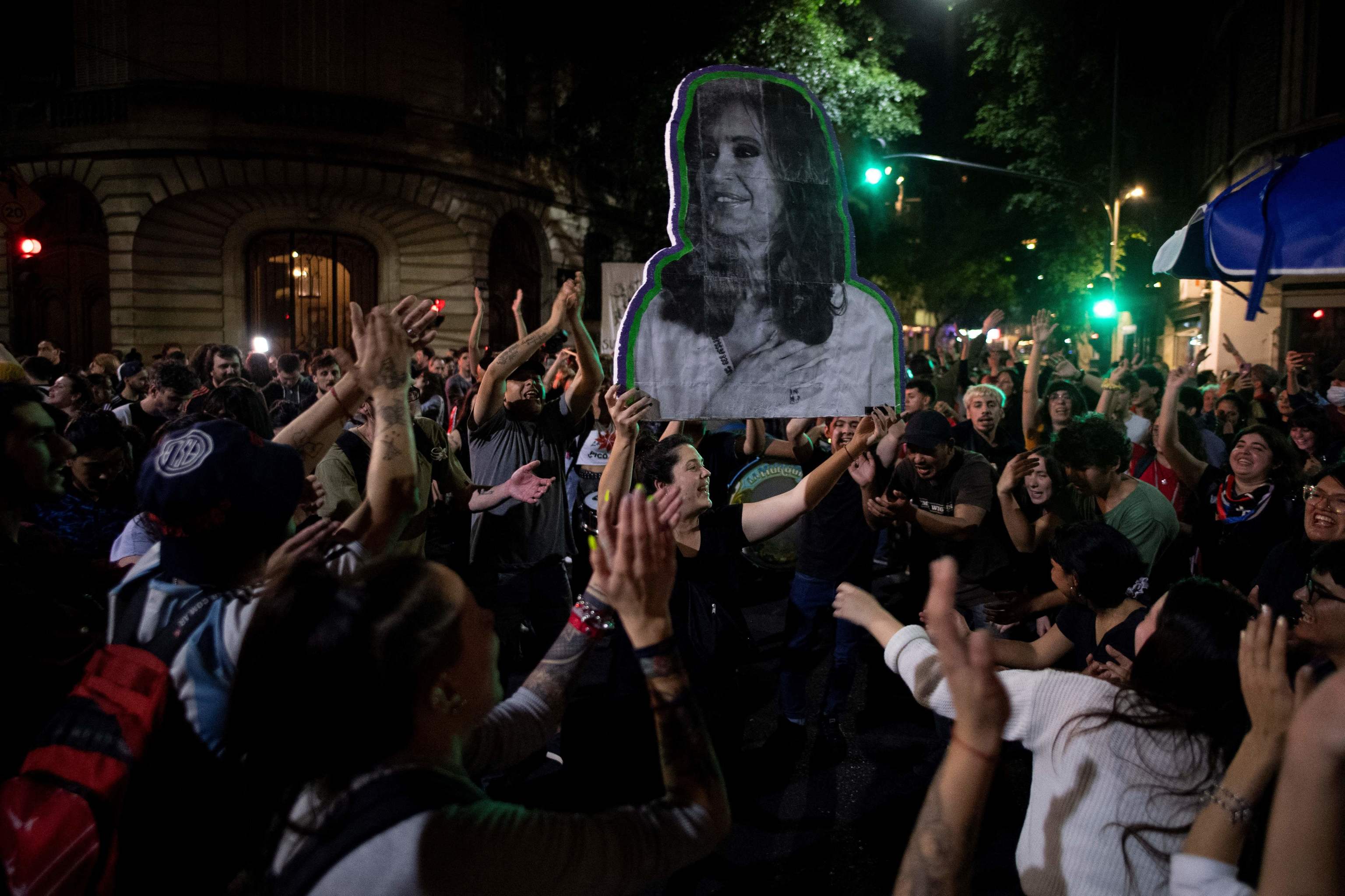 Partidarios de Cristina Kirchner anoche en Buenos Aires.