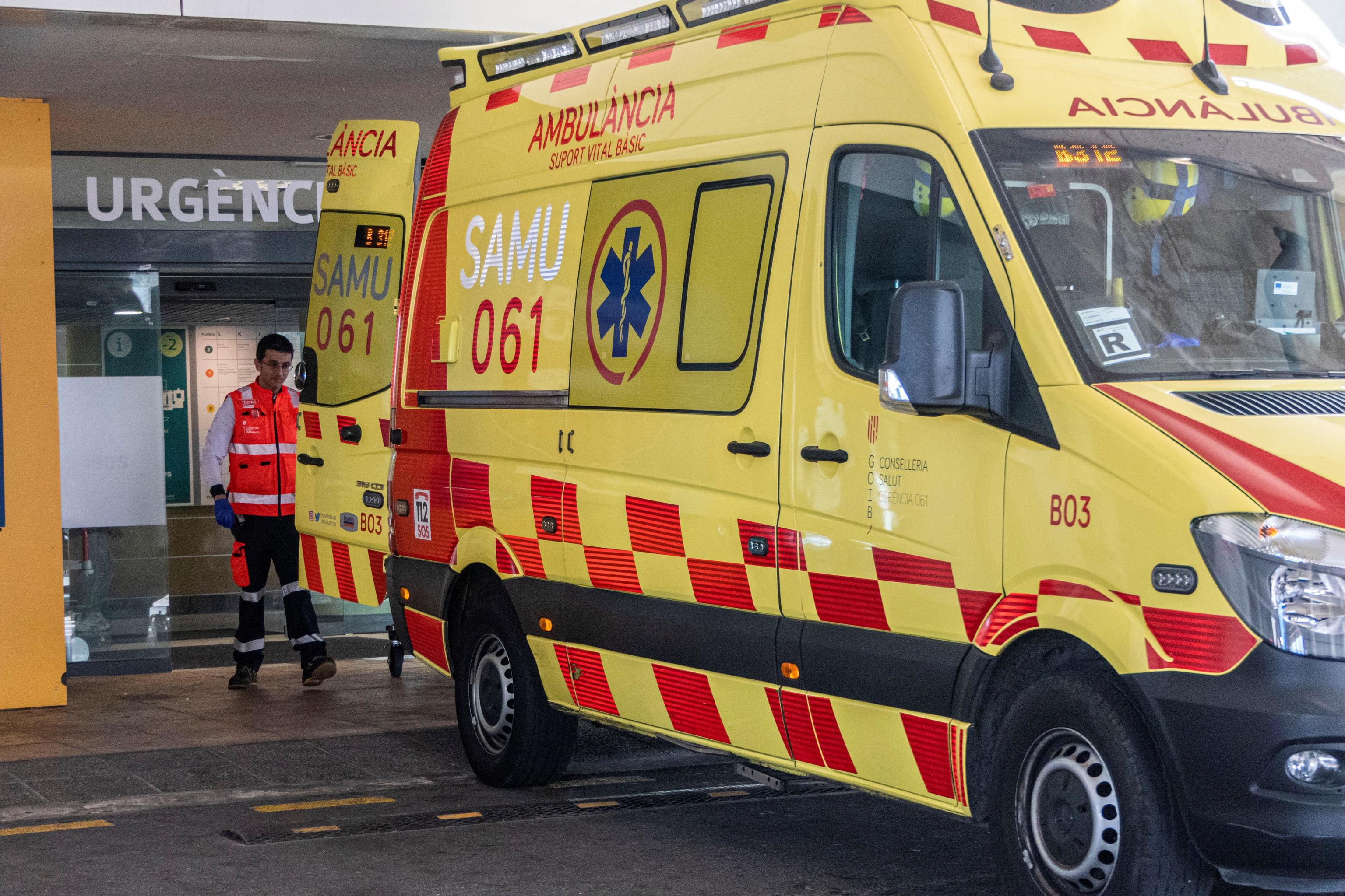 Una ambulancia en el acceso a Urgencias del hospital Son Espases de Palma (archivo).