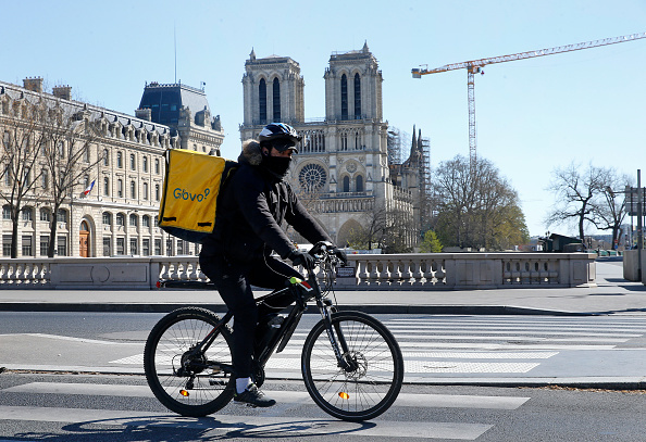 Un repartidor transita frente a la catedral de Notre Dame, en Pars
