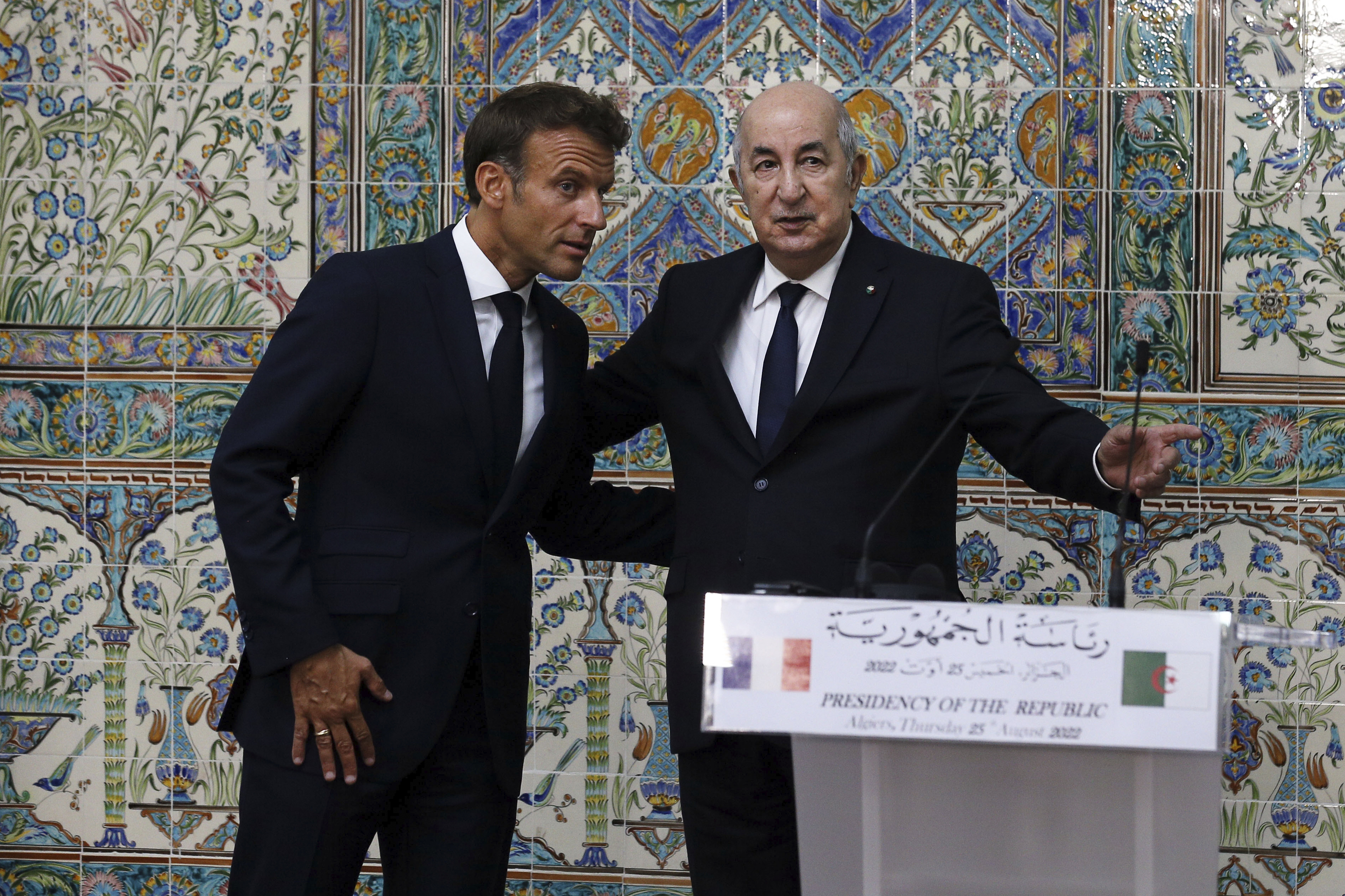 Emmanuel Macron  y Abdelmayid Tebune, en Argel.