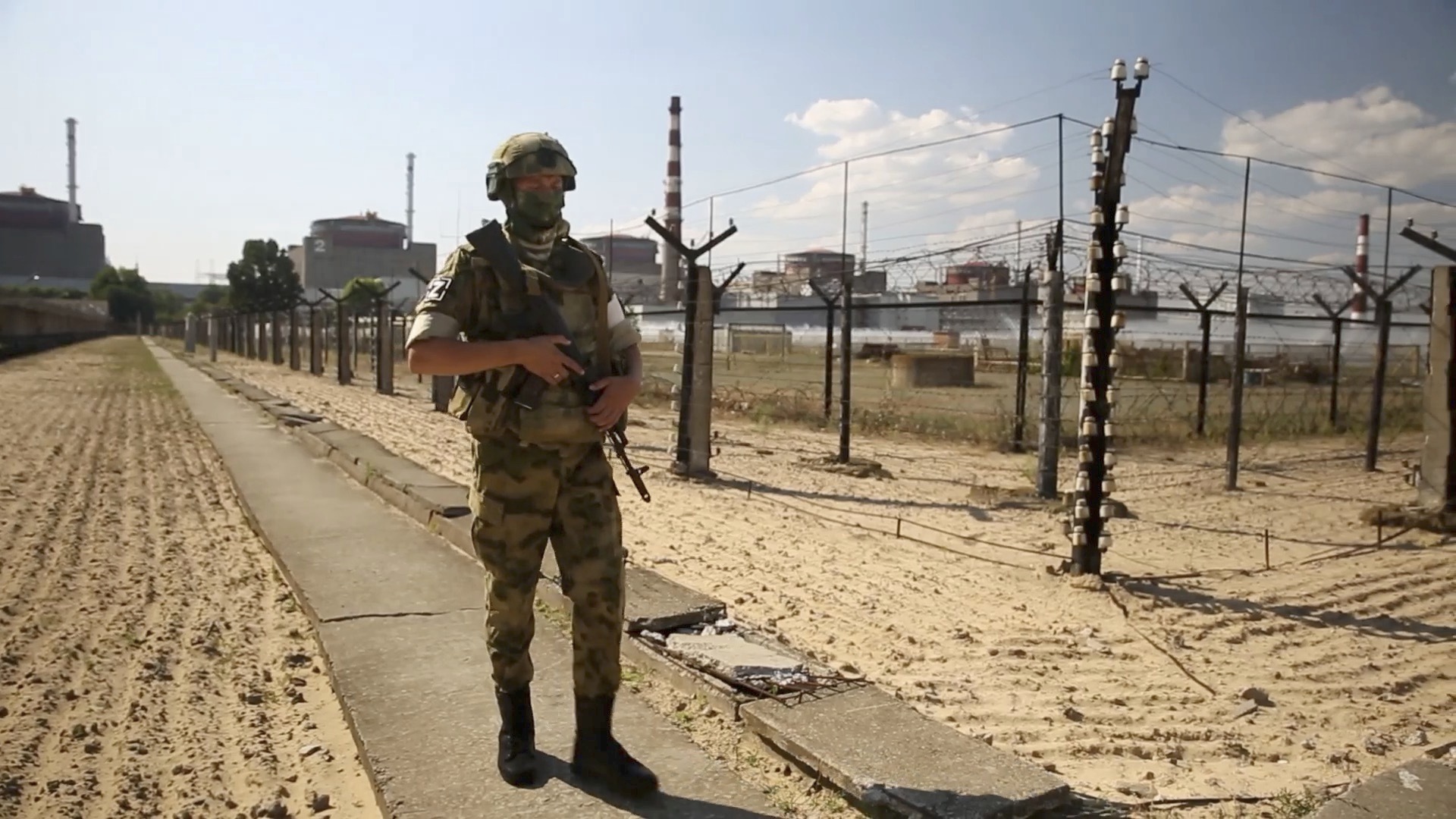 Un soldado ruso patrulla la central de Zaporiyia.