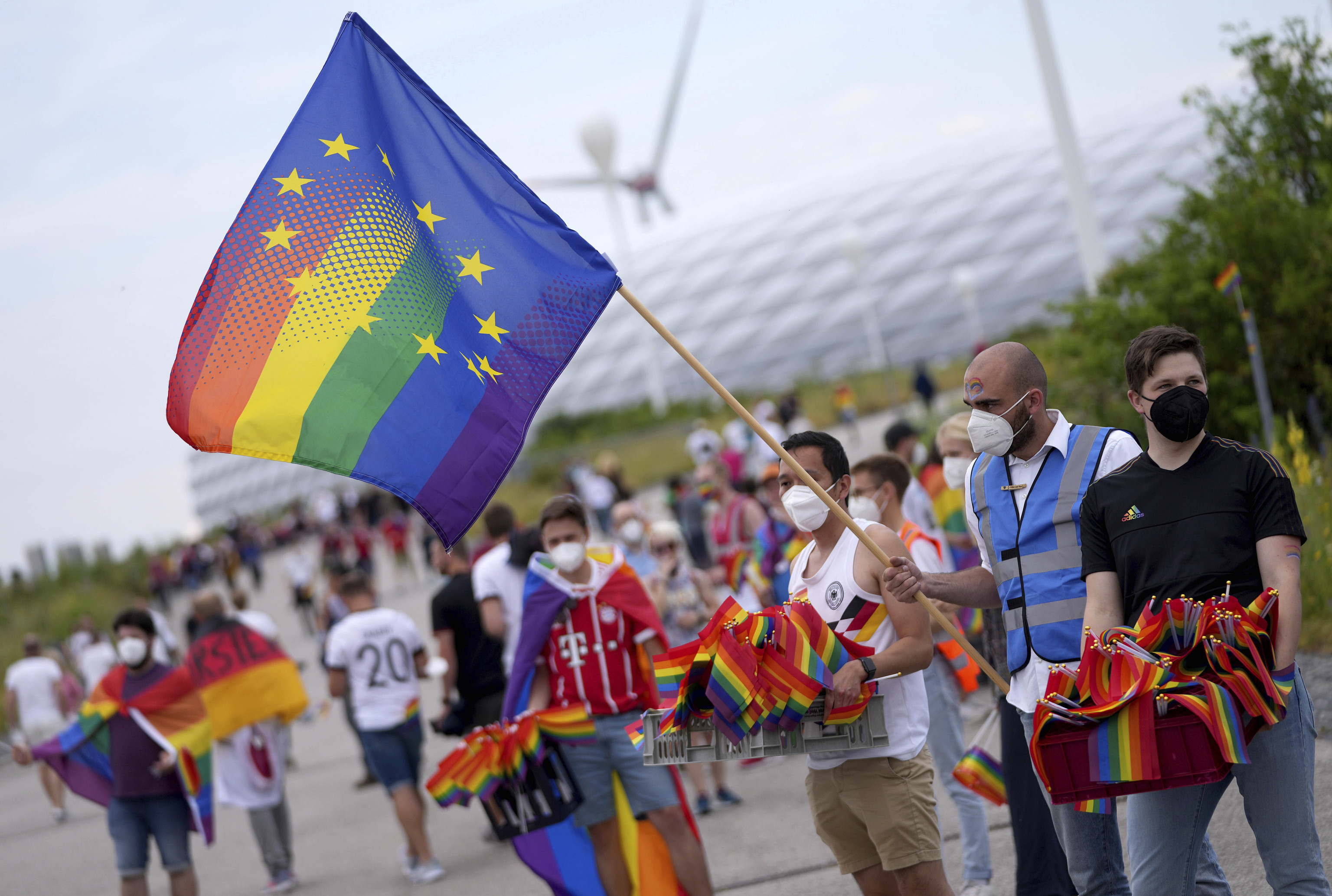 La bandera LGTB junto a la de la Unin Europea a la salida de un estadio de ftbol