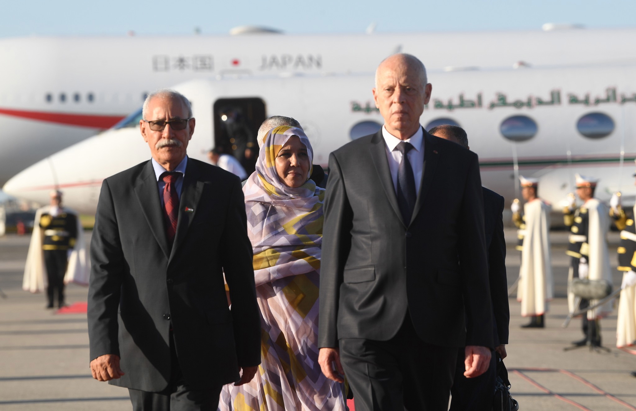 El presidente de Tnez, a la derecha, recibe al lder del Frente Polisario