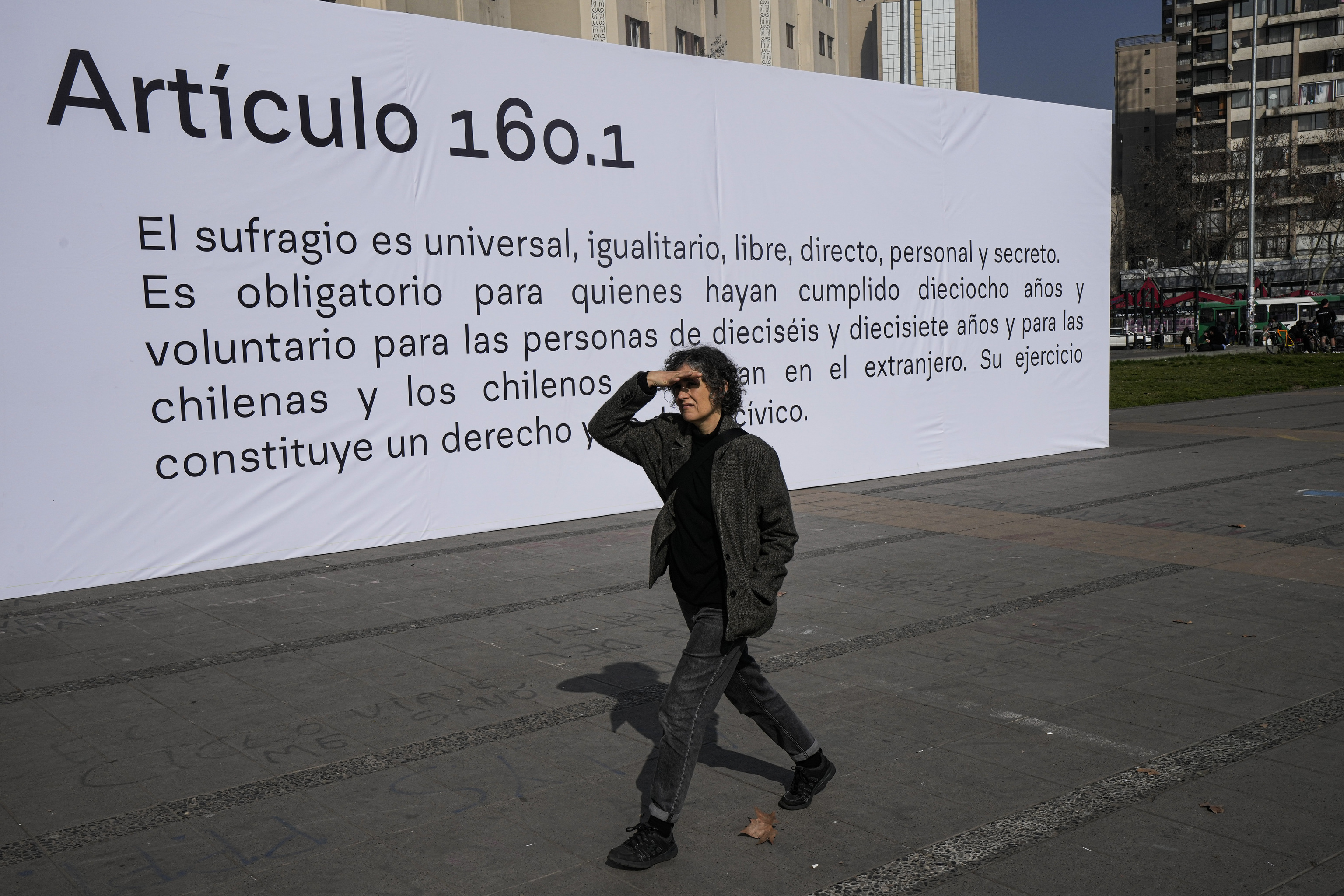 Pancarta con uno de los artículos de la nueva Constitución, en Santiago de Chile.