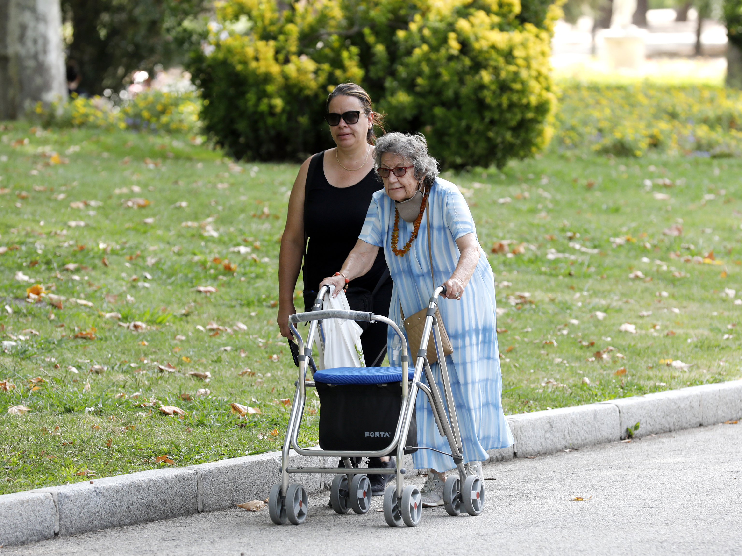 Una mujer mayor con un andador en Madrid.