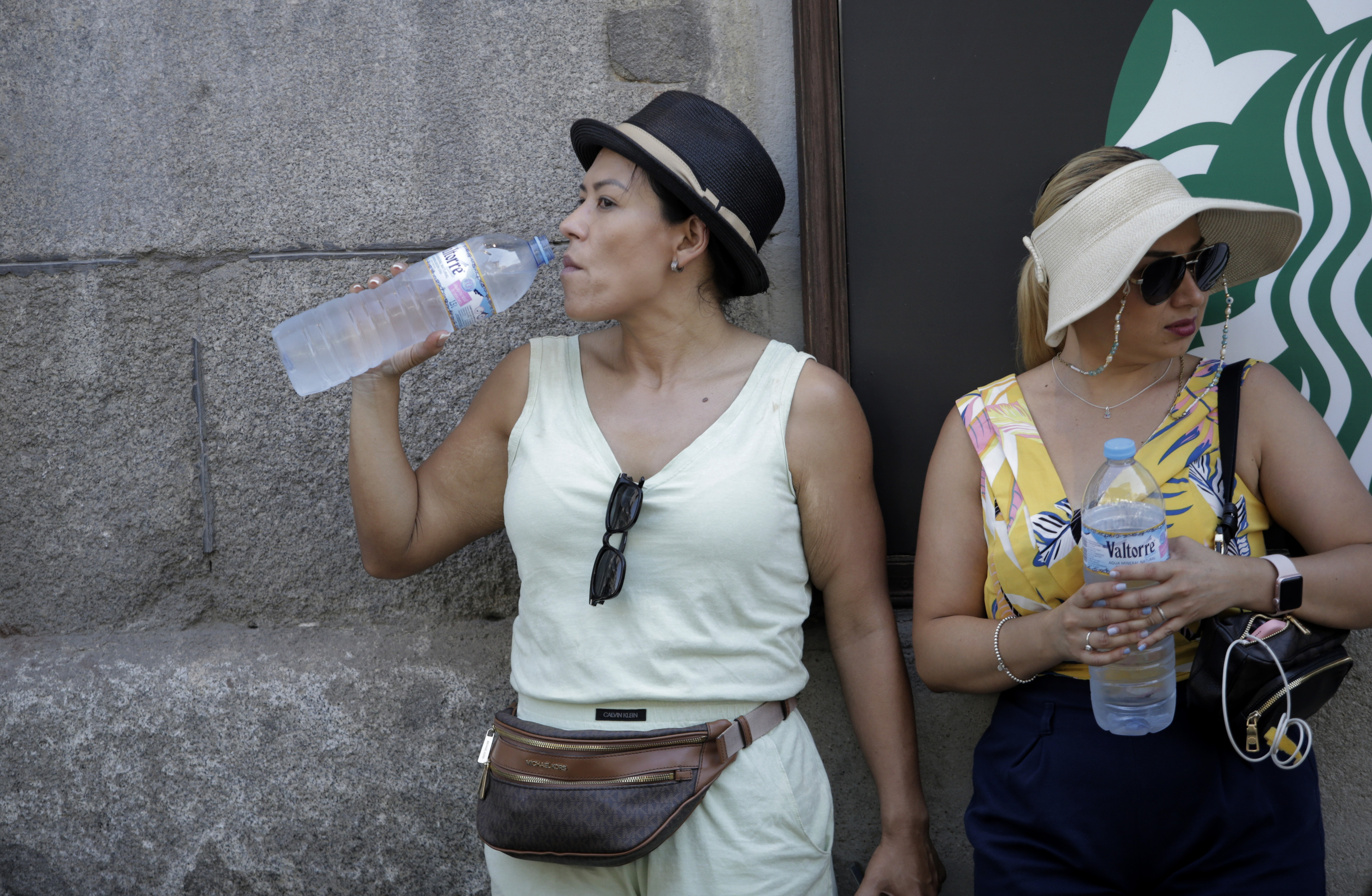 Dos mujeres beben agua por el aumento de las temperaturas