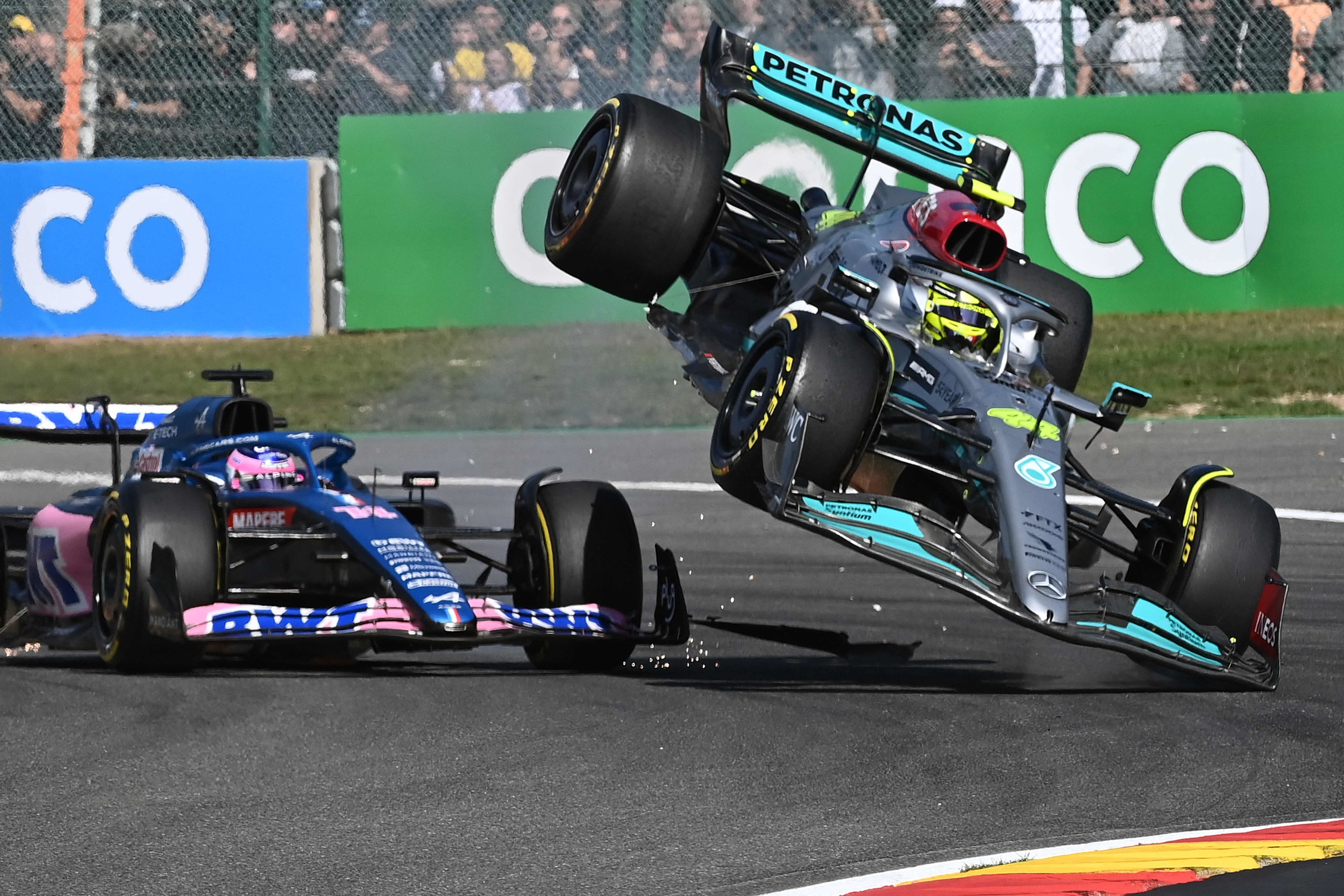 El coche de Hamilton pasa por encima del de Alonso en Spa.