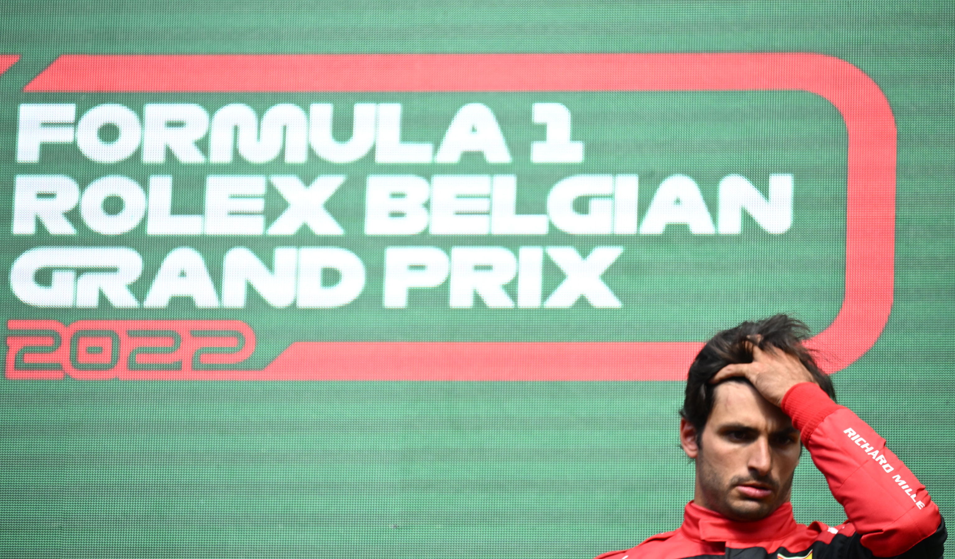 Carlos Sainz, en el podio de Blgica.