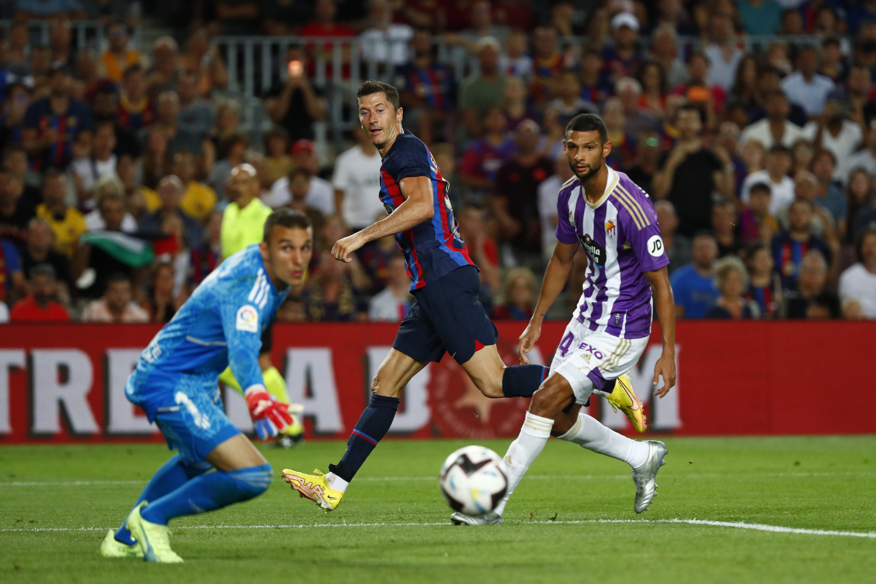 Robert Lewandowski marca el tercer gol del Barcelona al Valladolid.