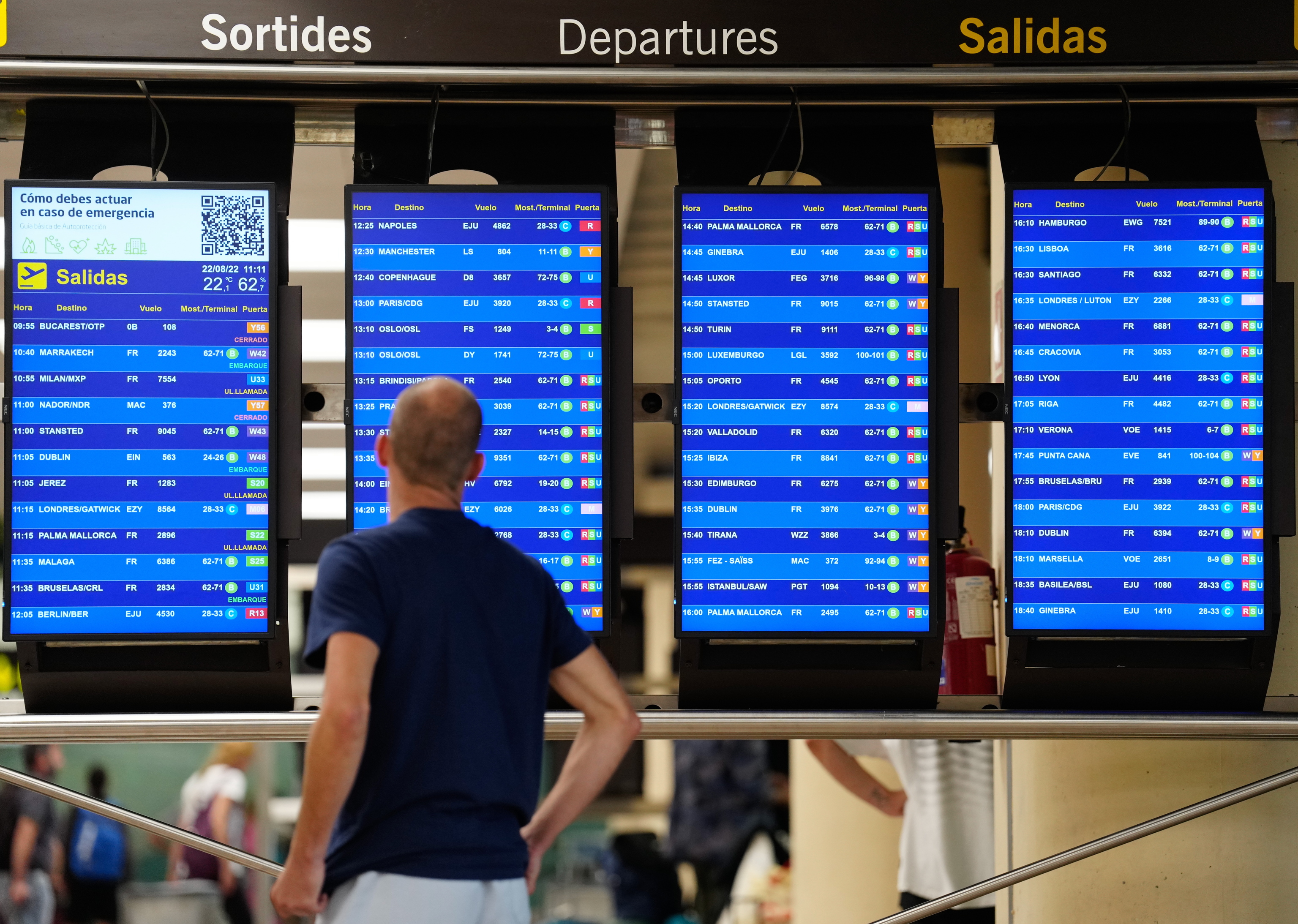 Un pasajero mira un panel informativo este lunes en la T2 del Aeropuerto de Barcelona