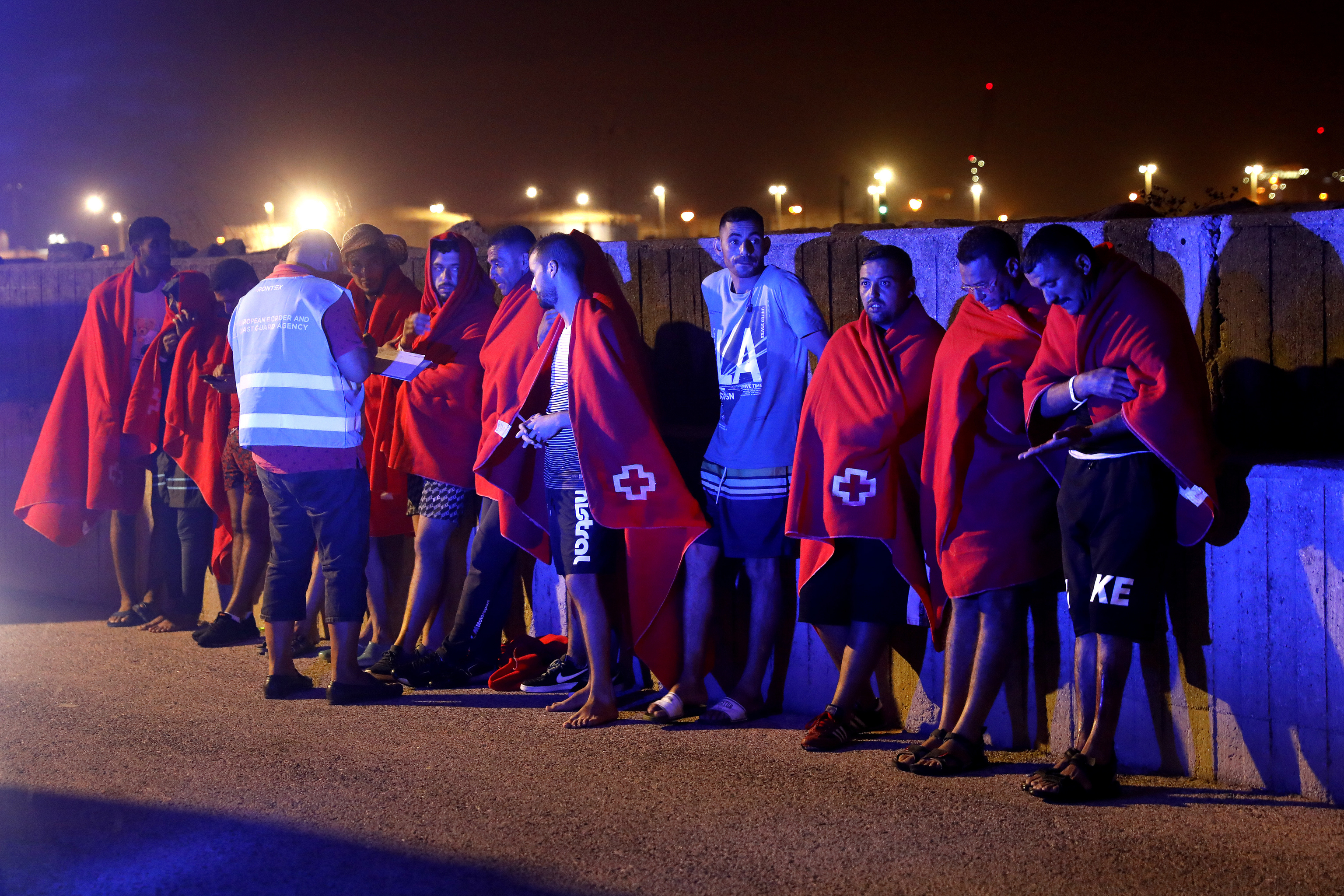 Inmigrantes rescatados este domingo por Salvamento Marítimo, en el puerto de Algeciras.