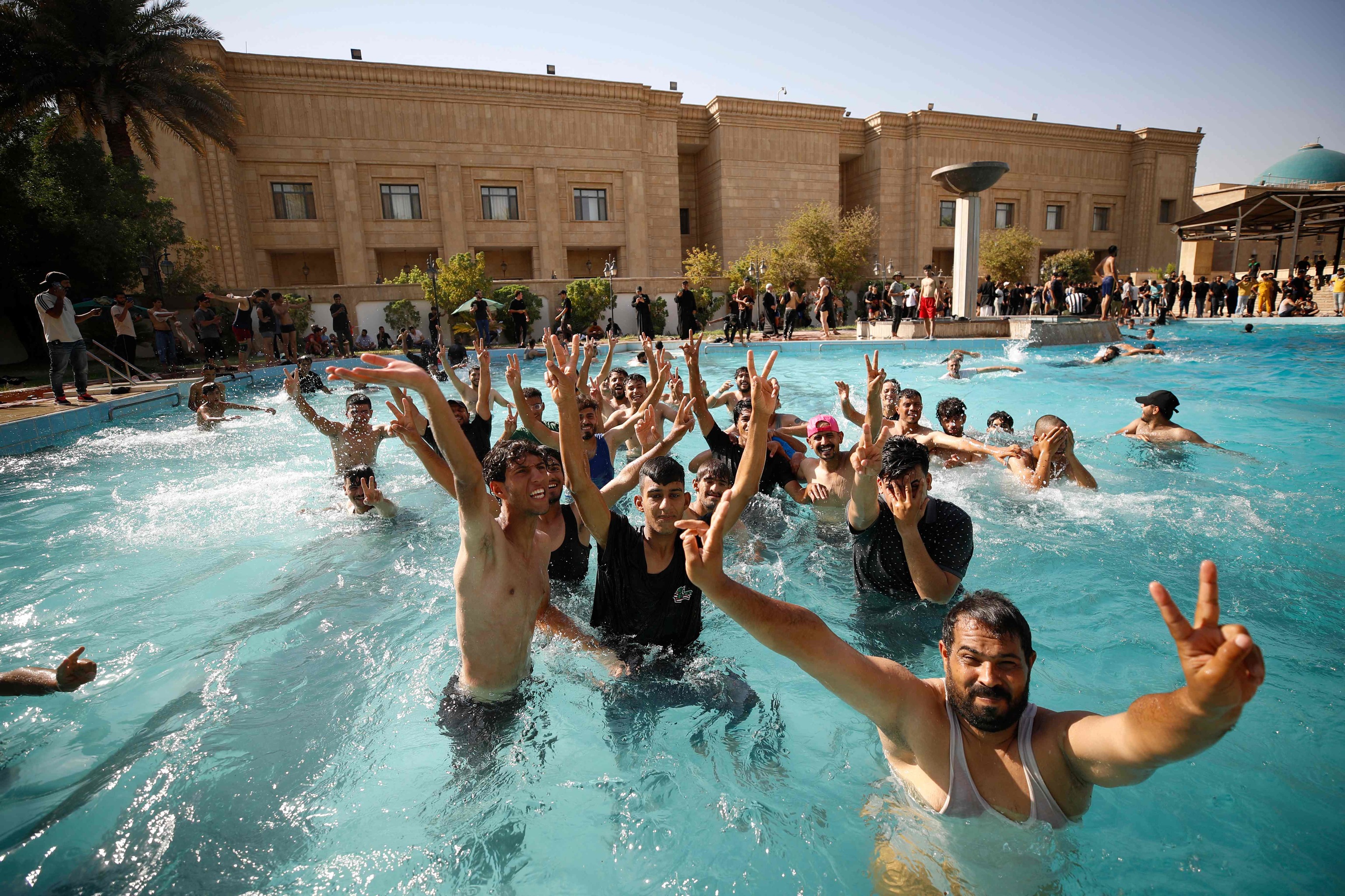 Manifestantes junto a la piscina del Palacio Republicano en Bagdad.