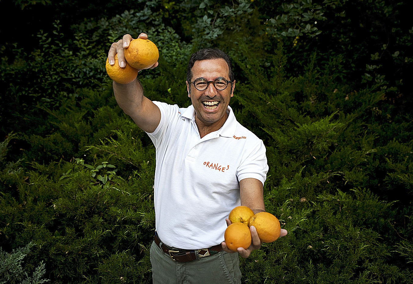 Juan Luis González con sus naranjas en el parque de El Retiro.