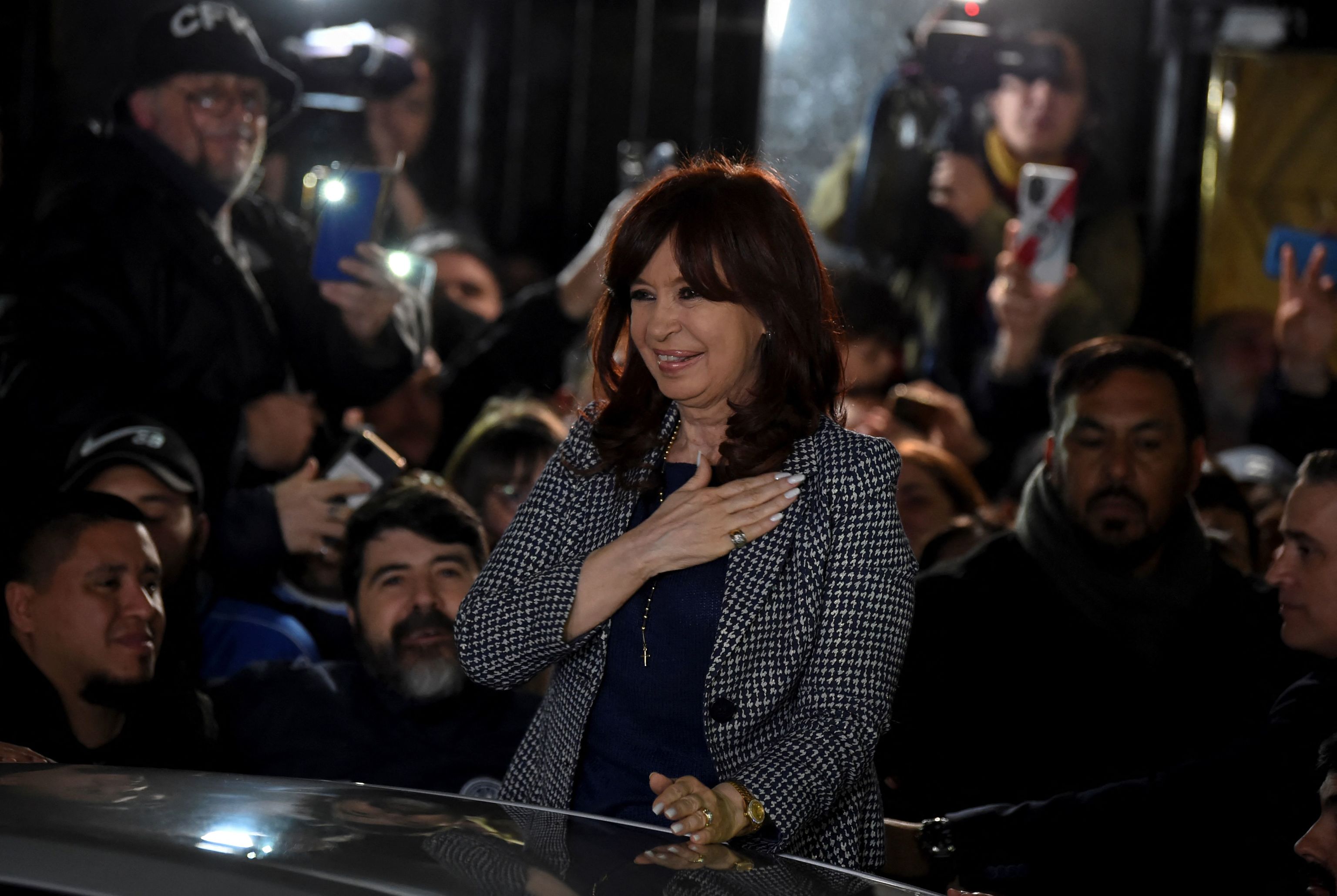 Cristina Kirchner, anoche a las puertas de su casa en Buenos Aires.