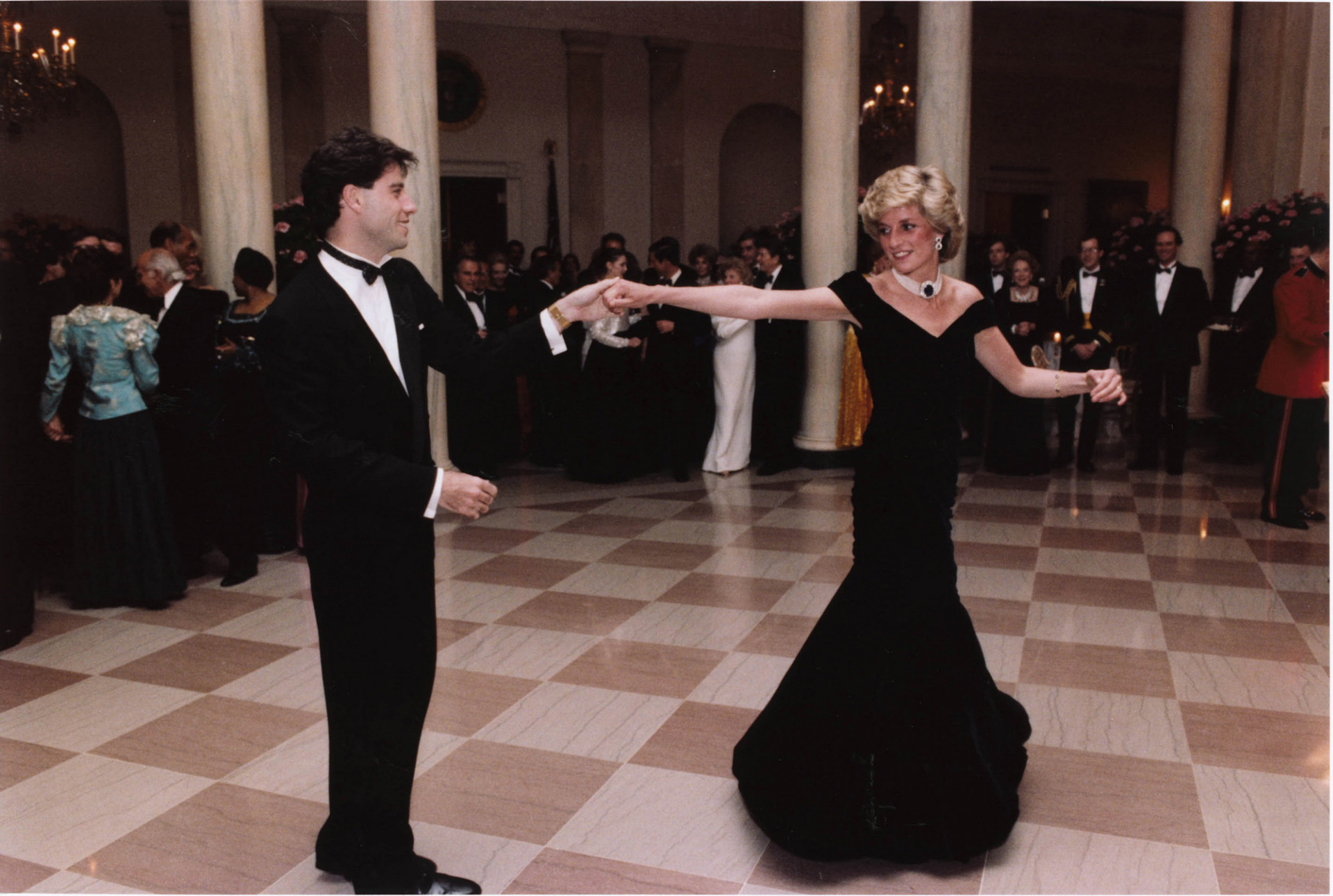 John Travolta y Lady Di bailando en la Casa Blanca en el ao 1985.