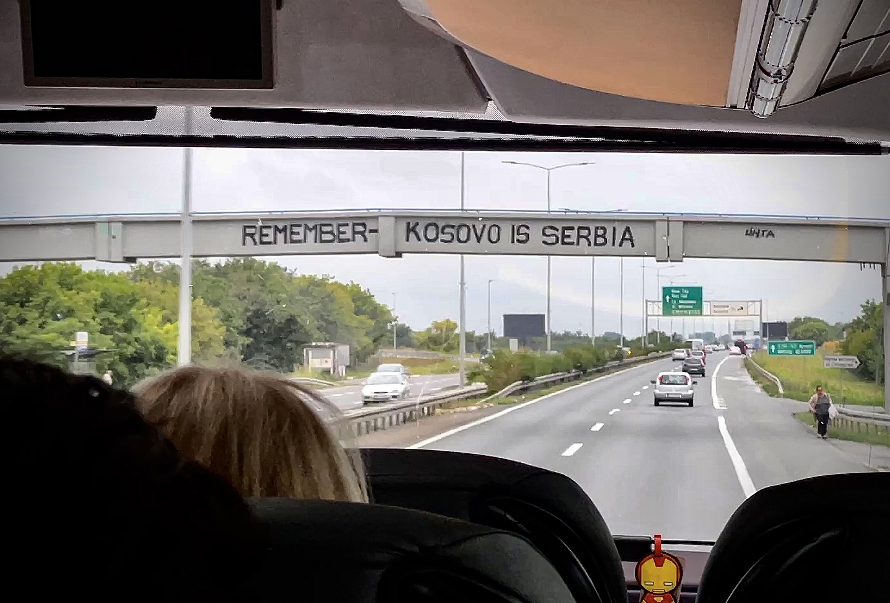 Pintada sobre una autopista en Belgrado que reza " Recuerda, Kosovo es Serbia".
