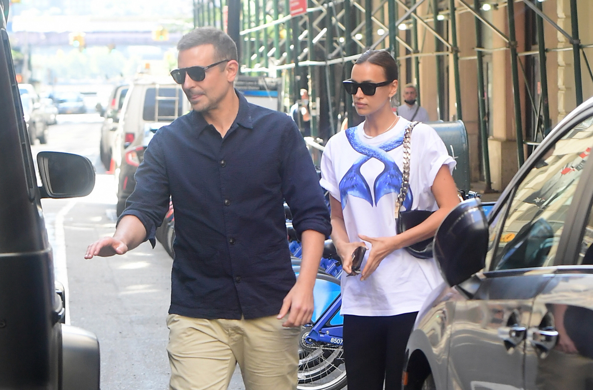 Bradley Cooper e Irina Shayk paseando por Nueva York.