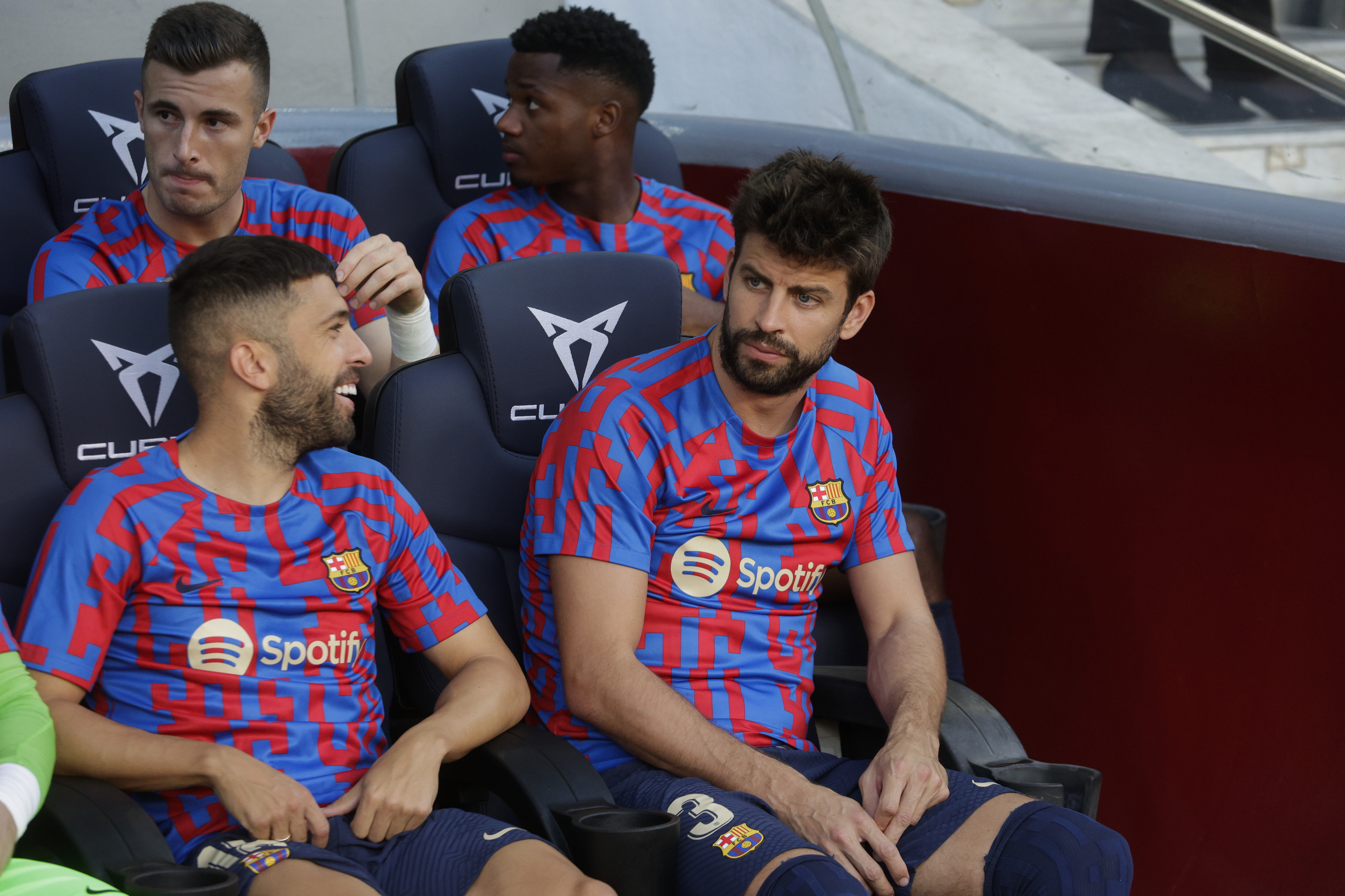 Piqu (dcha) con Jordi Alba, en el banquillo del Camp Nou.