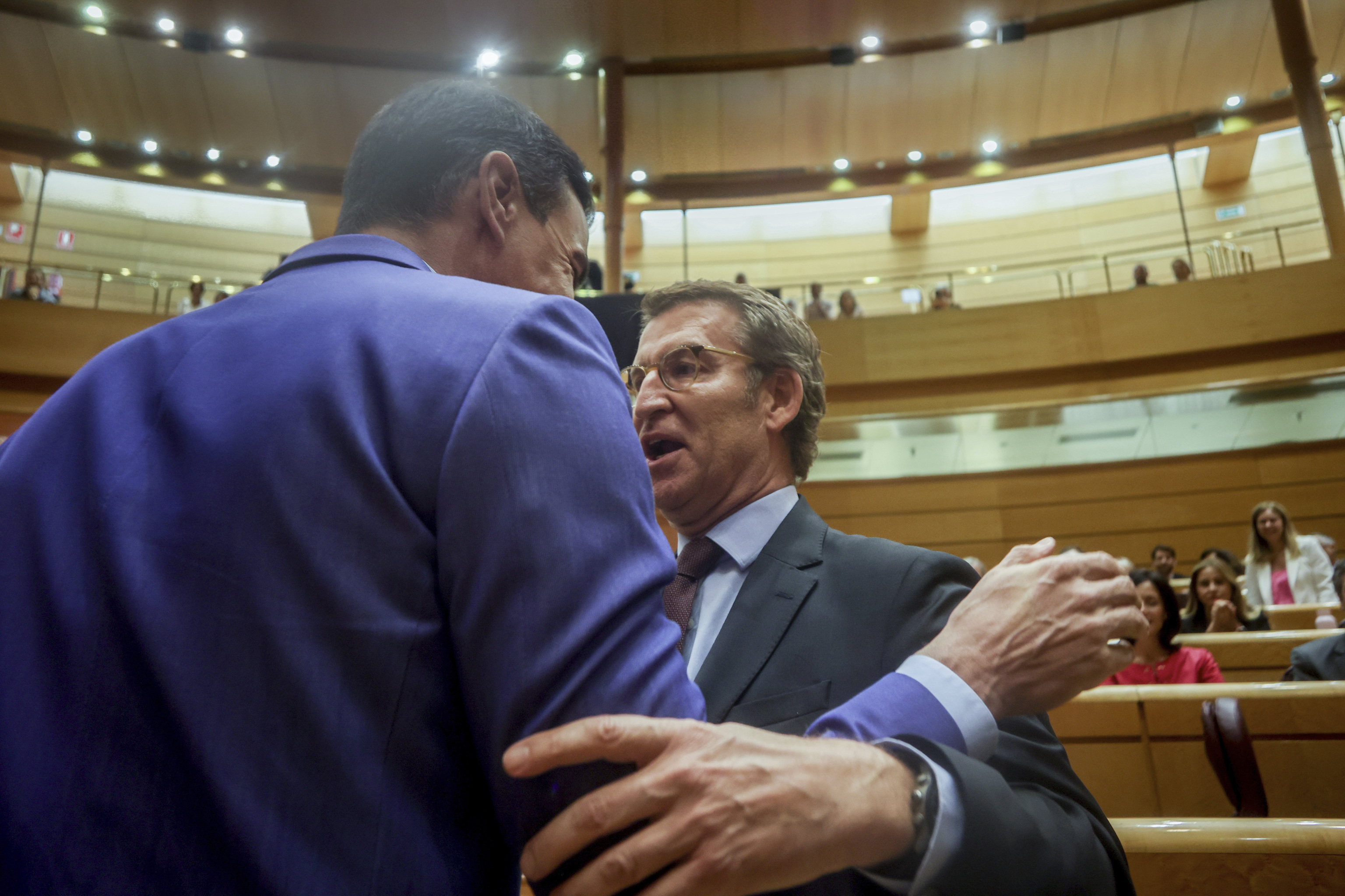 Pedro Sánchez y Alberto Núñez Feijóo se saludan en el Senado el pasado junio.