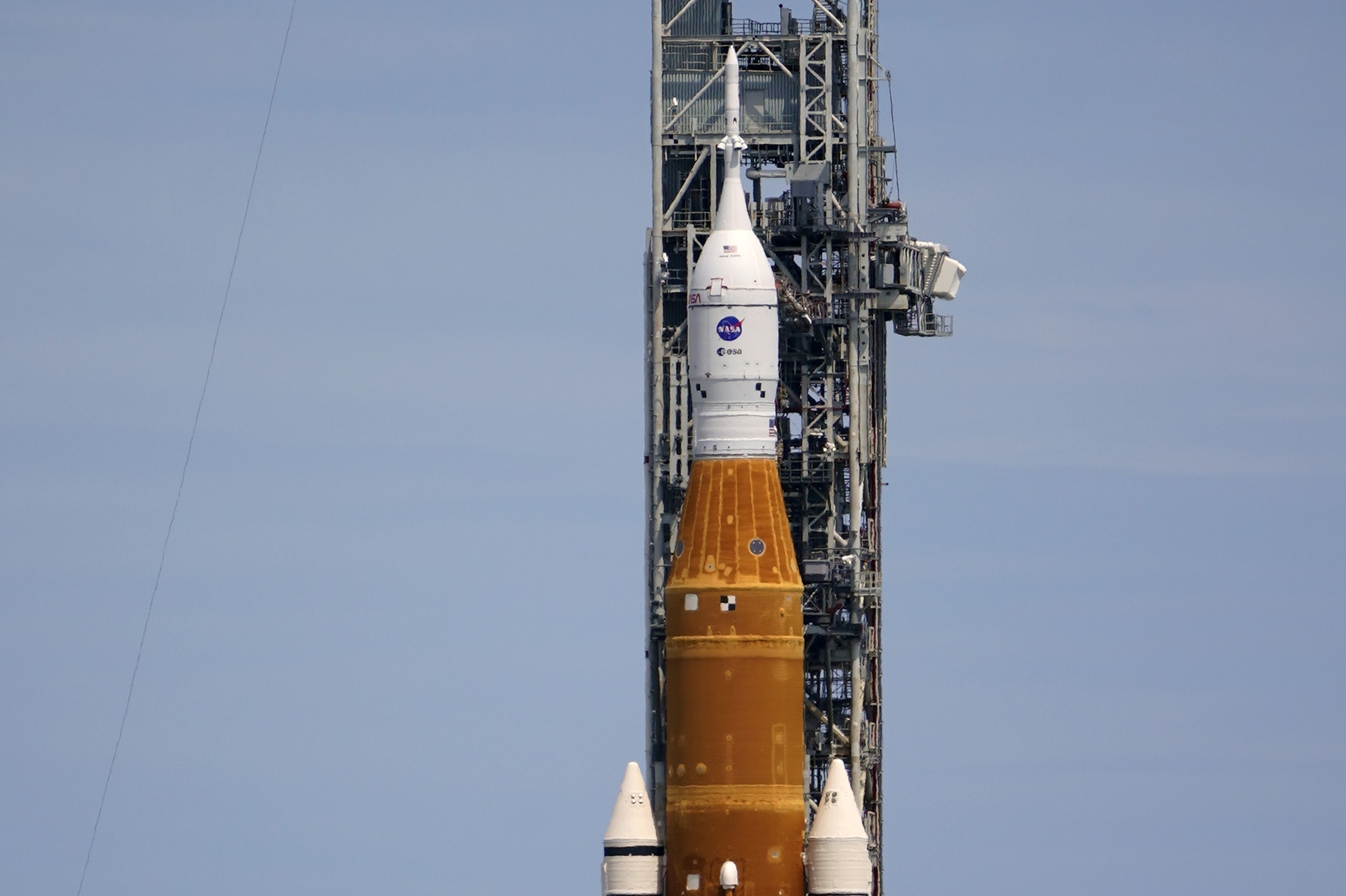 El cohete lunar de la NASA está en la plataforma 39B después de la limpieza de ayer para lt;HIT gt;Artemis lt;/HIT gt;  1 para orbitar la Luna en el Centro Espacial Kennedy, el martes 30 de agosto de 2022, en Cabo Cañaveral, Florida.  La próxima oportunidad de lanzamiento está programada para el viernes.  (Foto AP/John Raoux)
