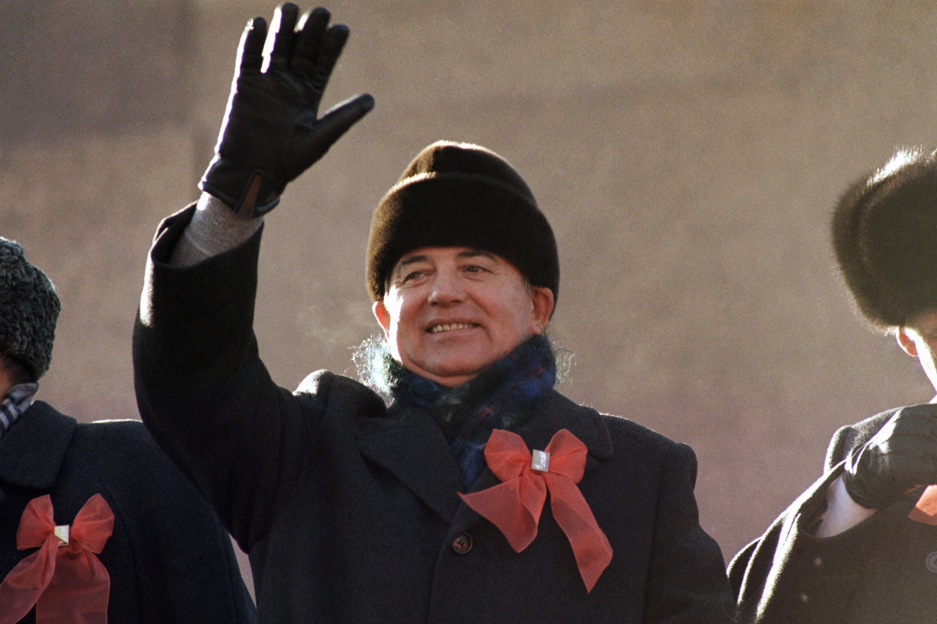 Gorbachov, ante el mausoleo de Lenin en Mosc, en 1987.