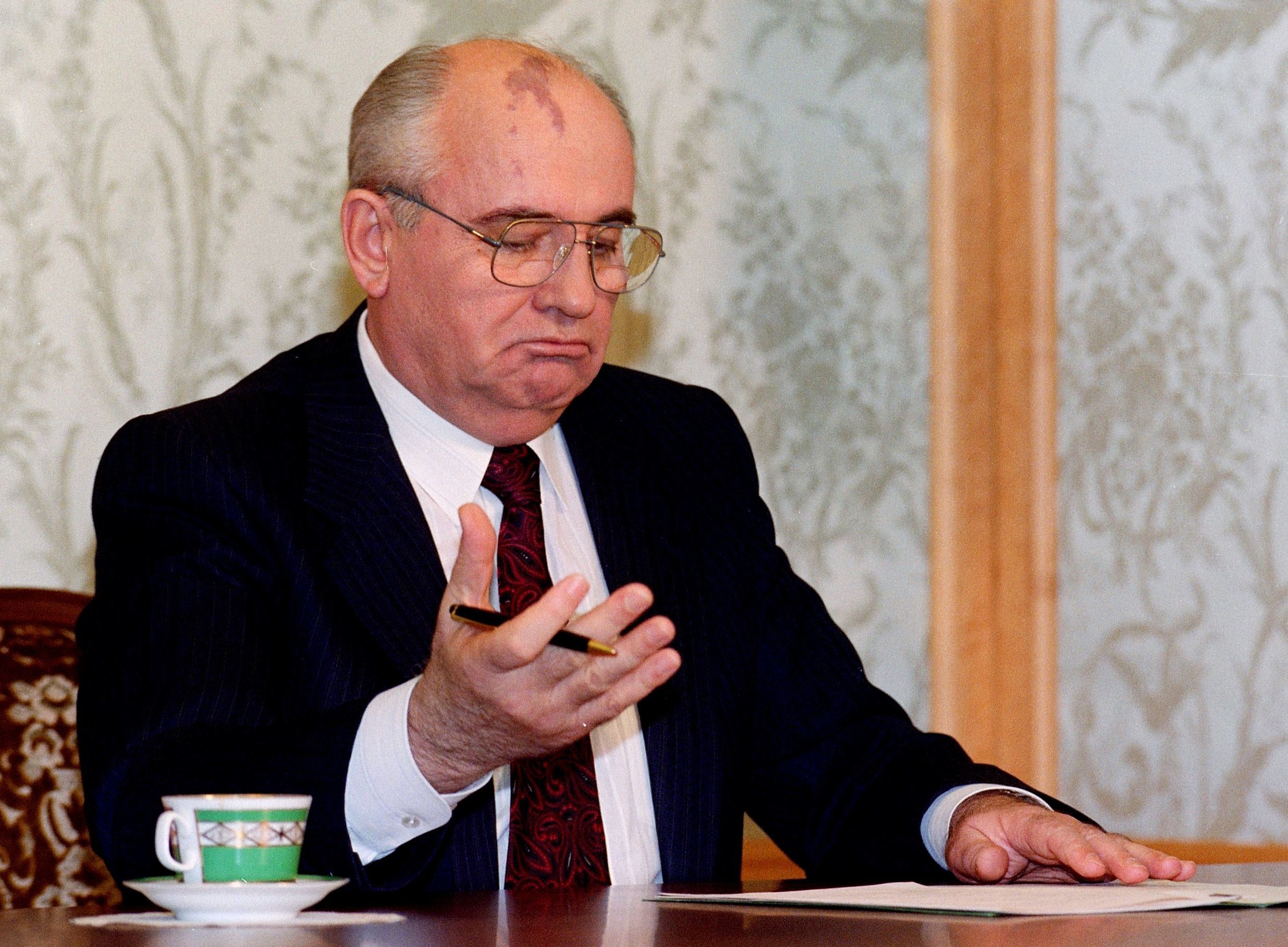Mijal Gorbachov, leyendo su renuncia en Mosc.