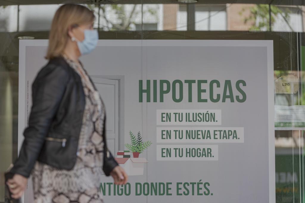 Cartel anunciando hipotecas en un banco de Madrid.