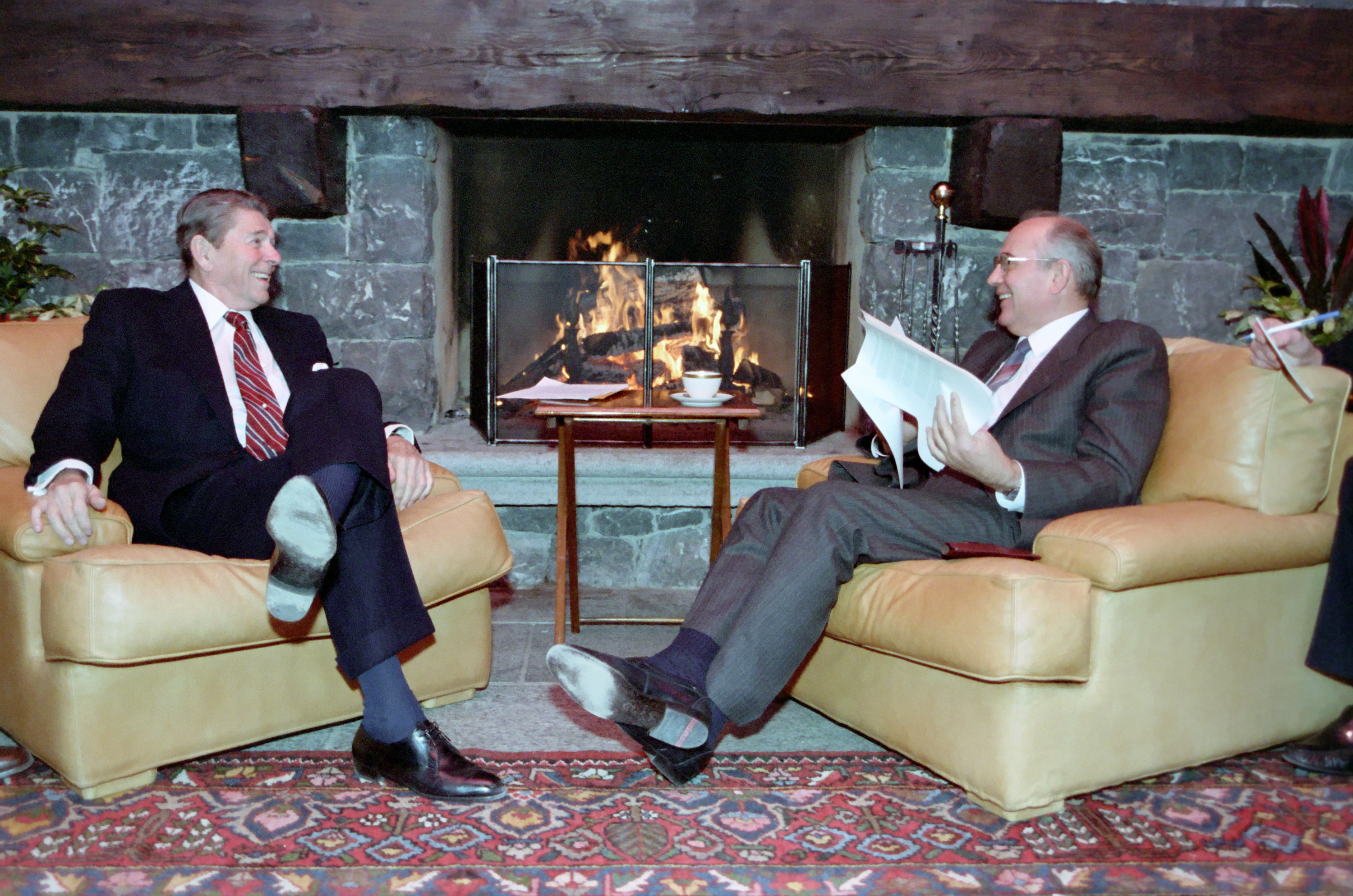 El ex presidente estadounidense, Ronald Reagan (i), y el ex lder sovitico, Mijail Gorbachov (d), en Ginebra en 1985.