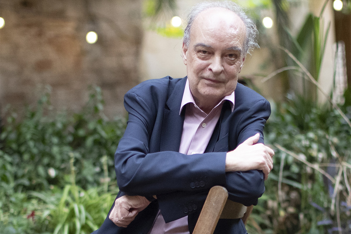 El escritor Enrique Vila-Matas, ayer, en Barcelona.