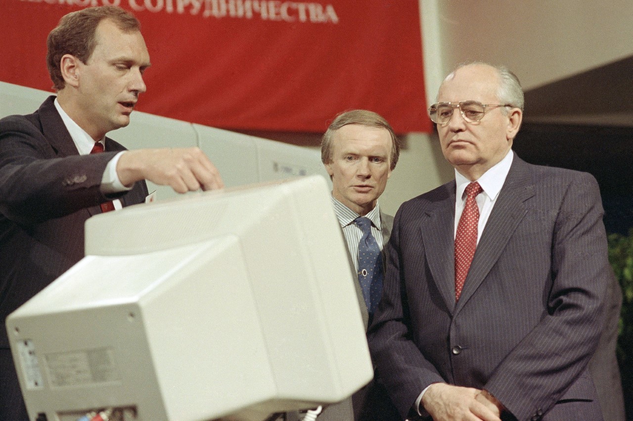 Mijal Gorbachov, en una planta informtica de Minepolis (EEUU), en 1990.
