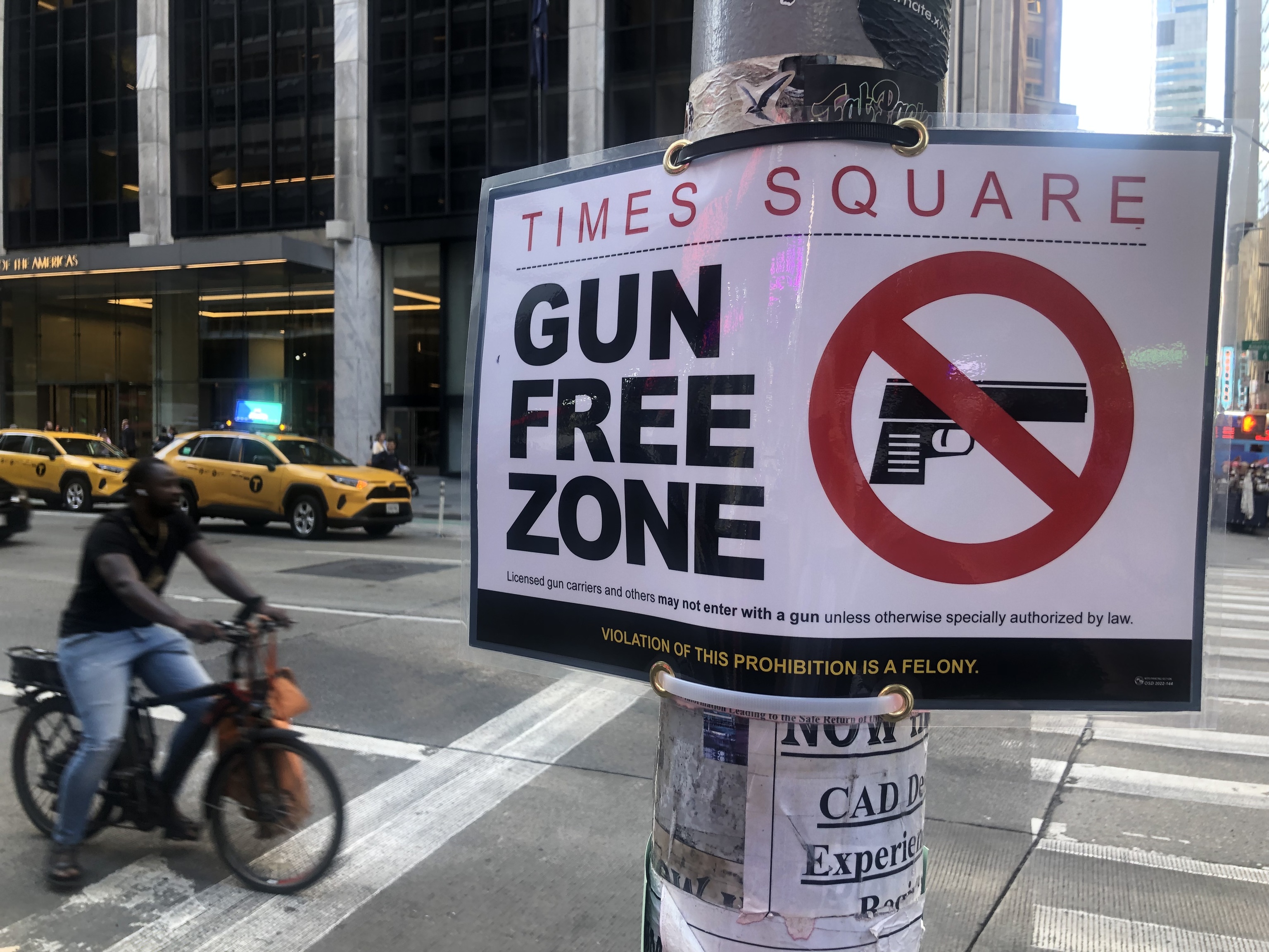 Cartel de "Times Square: Zona Libre de Armas".