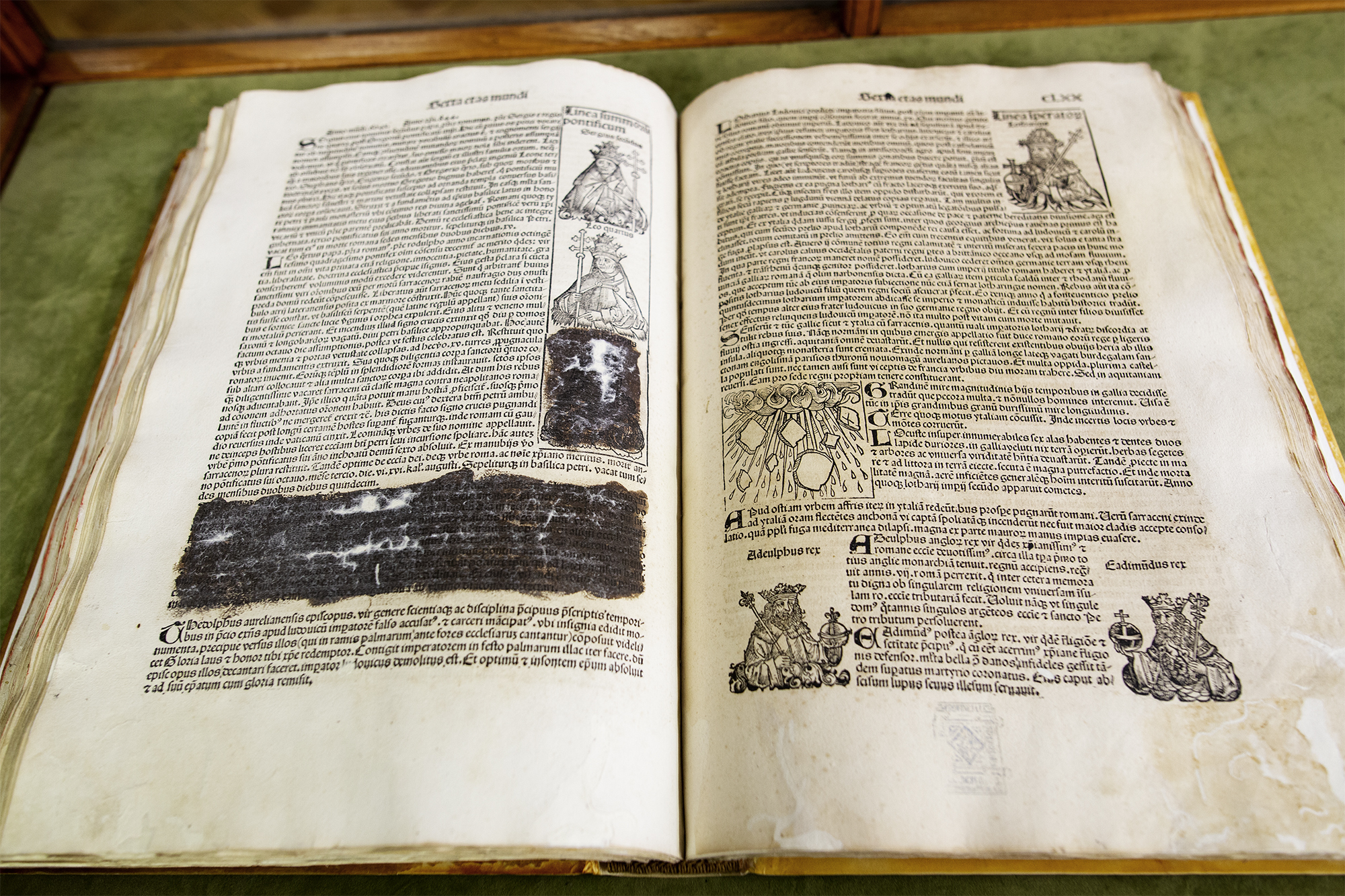 Las Crnicas de Nremberg expurgadas: el incunable del siglo XV que custodia la Universidad de Barcelona presenta pasajes censurados como el de la Papisa Juana.