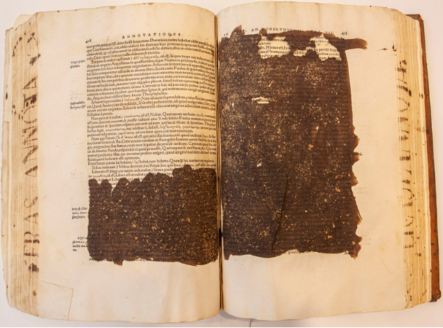 Ejemplo de expurgo en un libro de Erasmo de Roterdam conservado en la Universidad de Comillas.