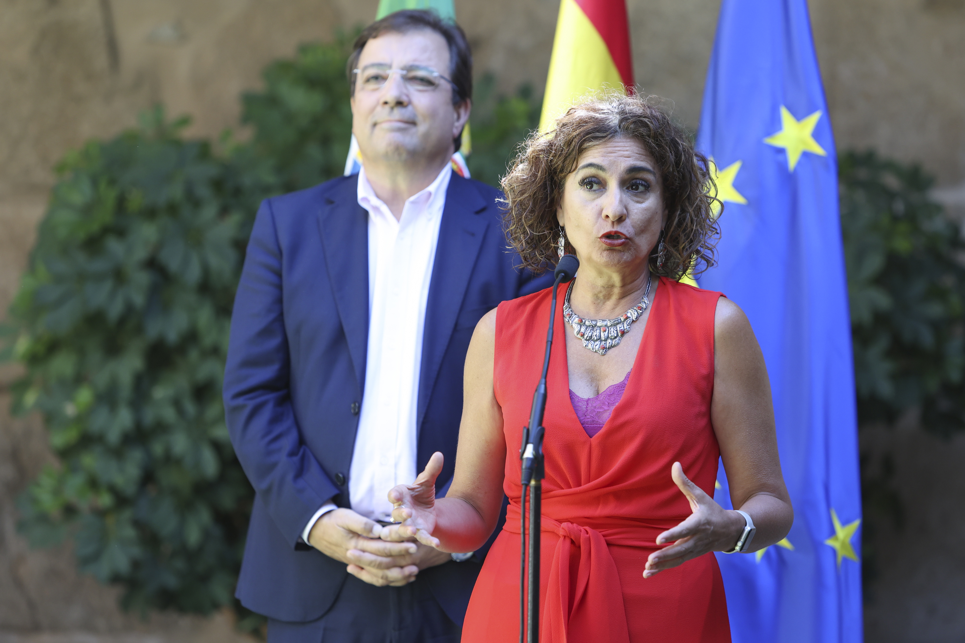 Mara Jess Montero, ministra de Hacienda, este jueves junto al presidente de la Junta de Extremadura, Guillermo Fernndez Vara