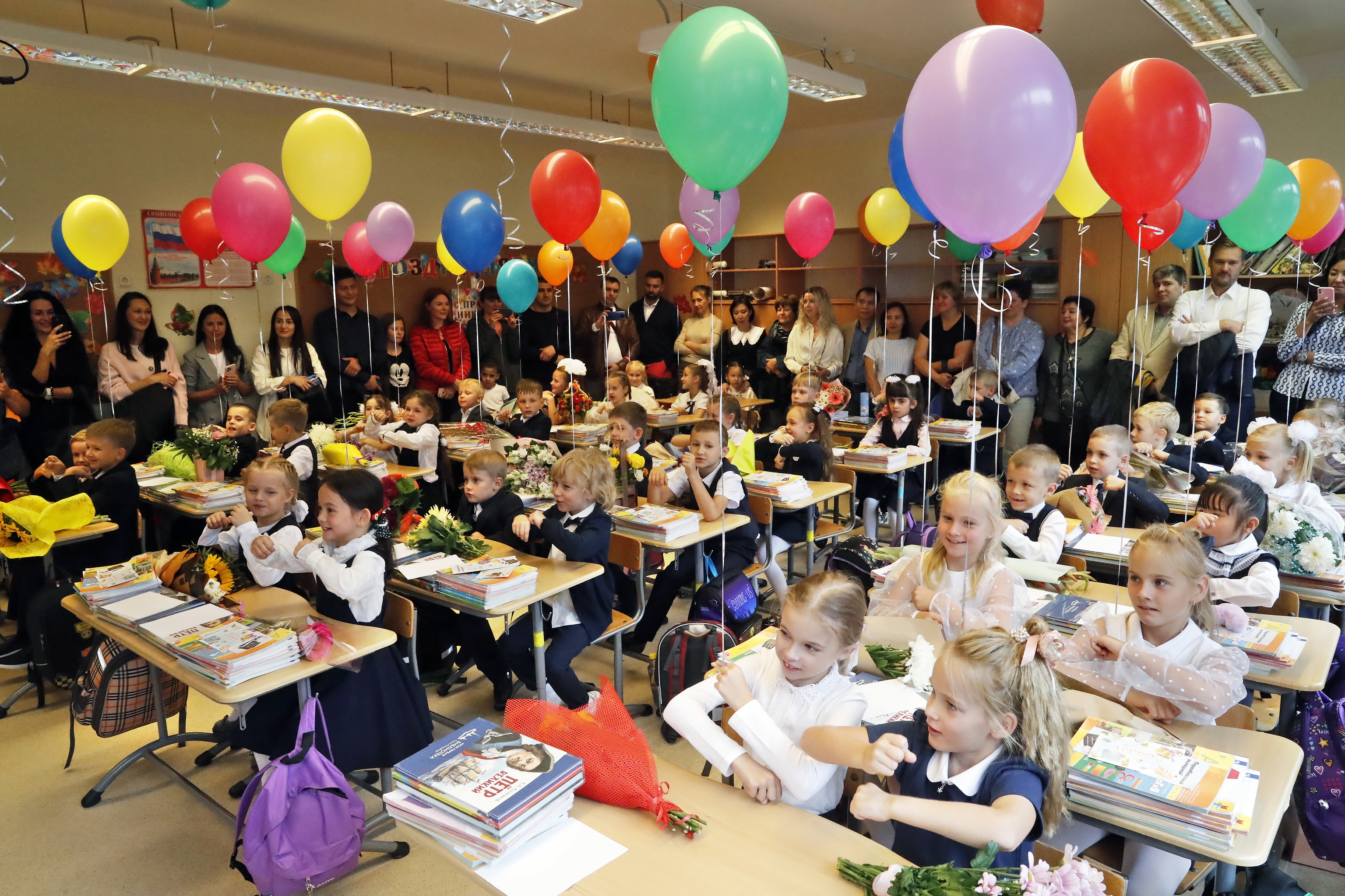 Niños el primer día de clase en San Petersburgo.