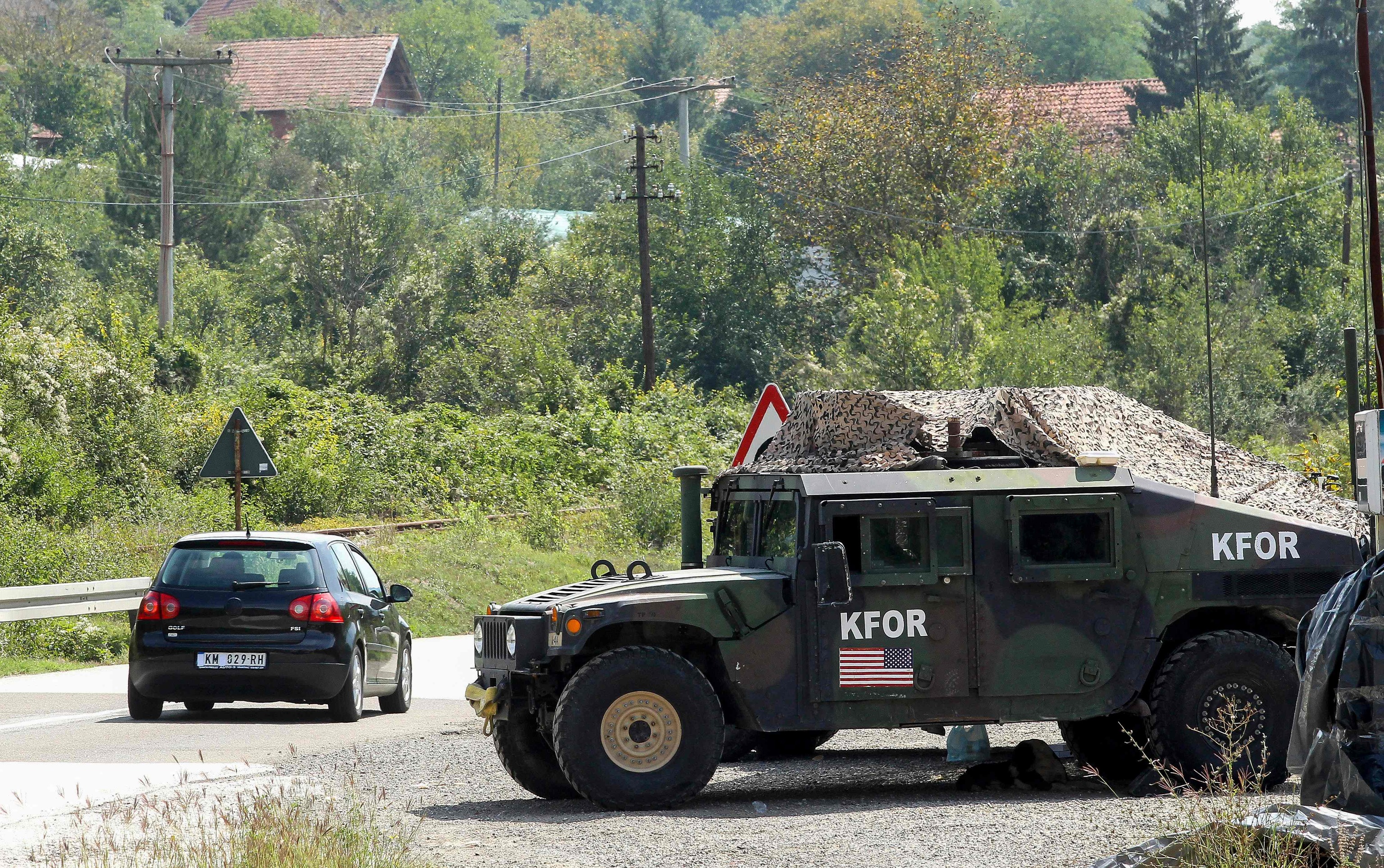 Pegatinas para evitar la ‘guerra de las matrículas’ entre Serbia y Kosovo
