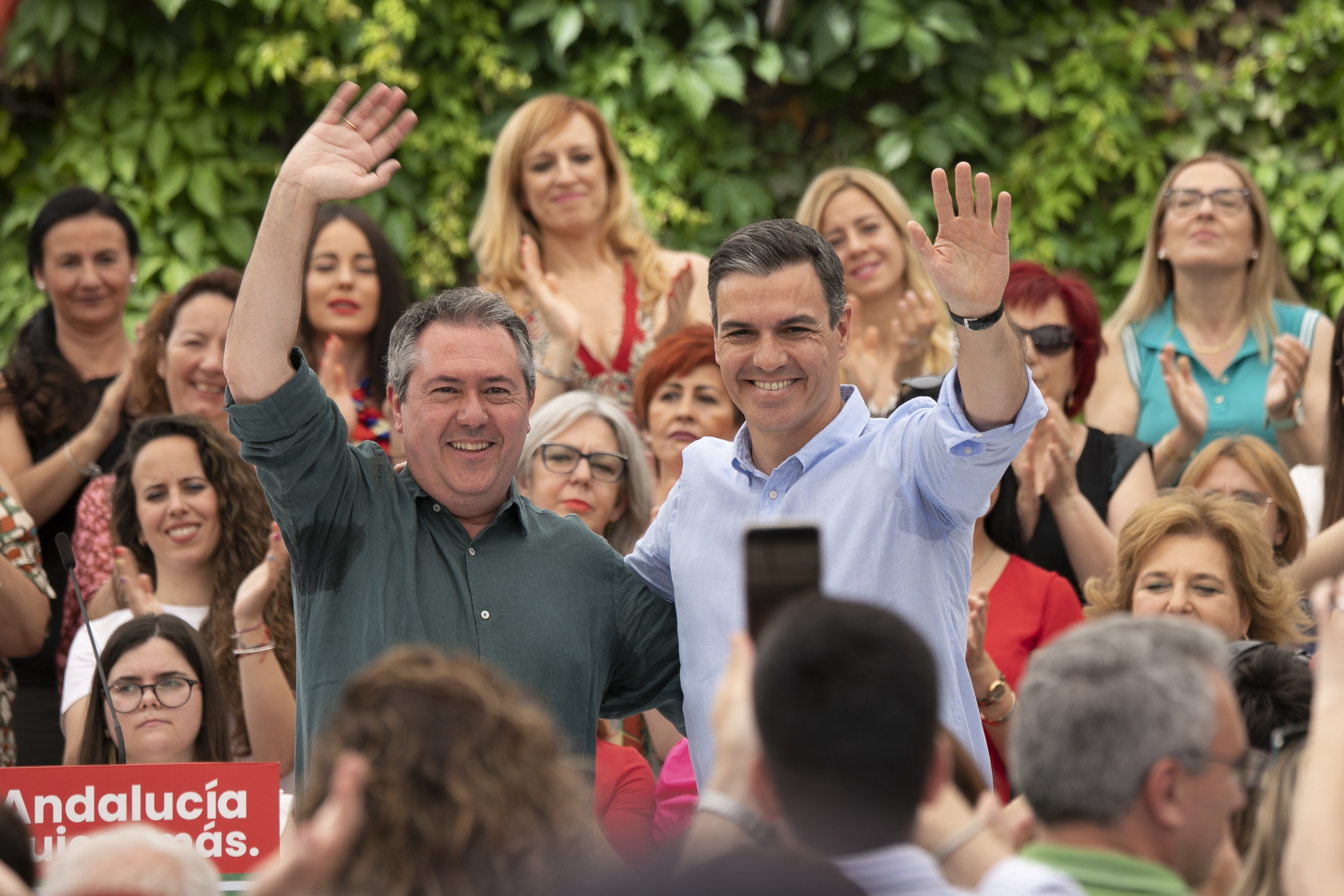 Pedro Sánchez, junto a Juan Espadas en un acto electoral en Granada el pasado mayo.